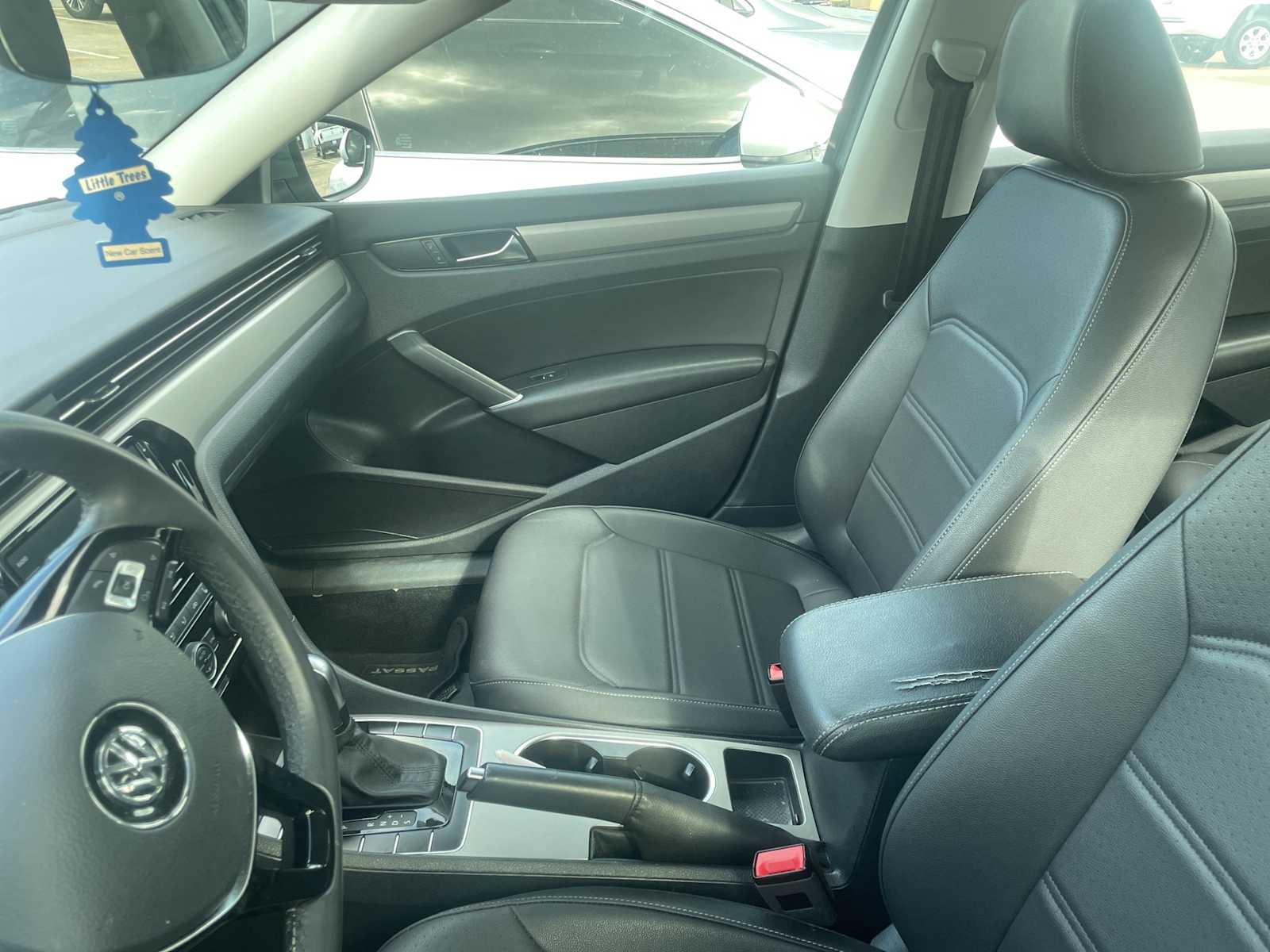 Thumbnail: 2022 Volkswagen Passat - 4