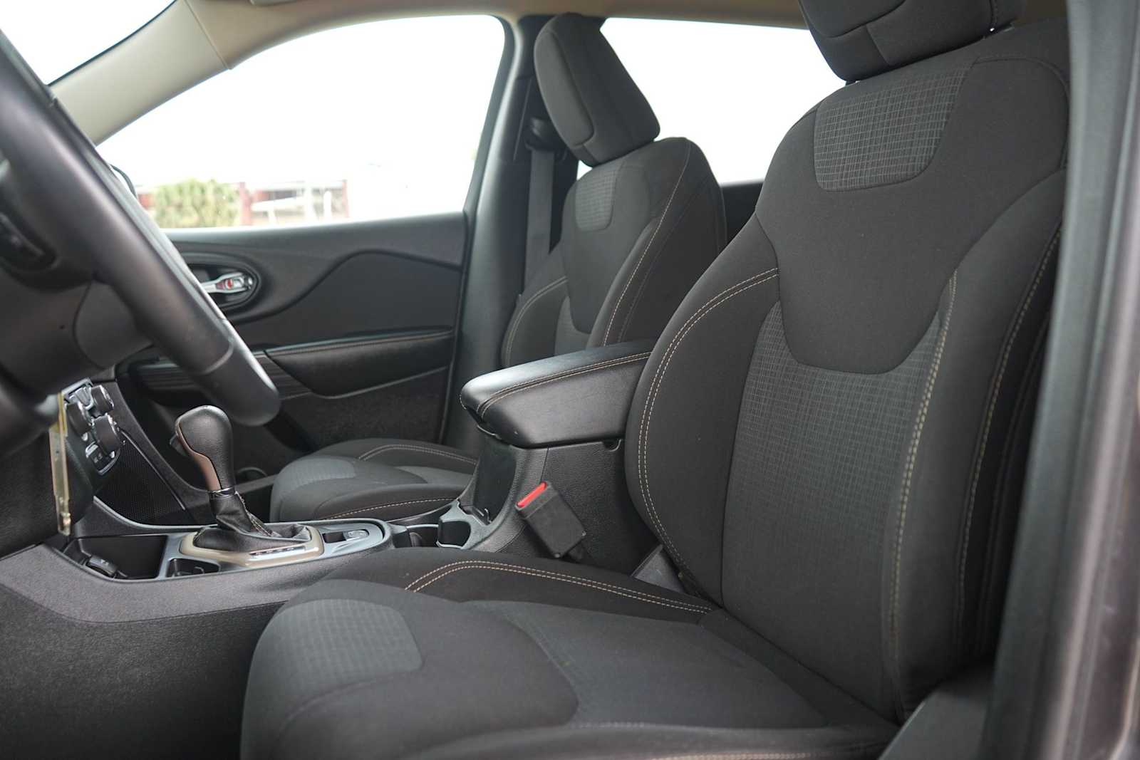 Thumbnail: 2016 Jeep Cherokee - 11