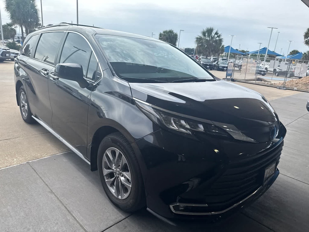 Used 2023 Toyota Sienna XLE 8 Passenger Van Passenger Van