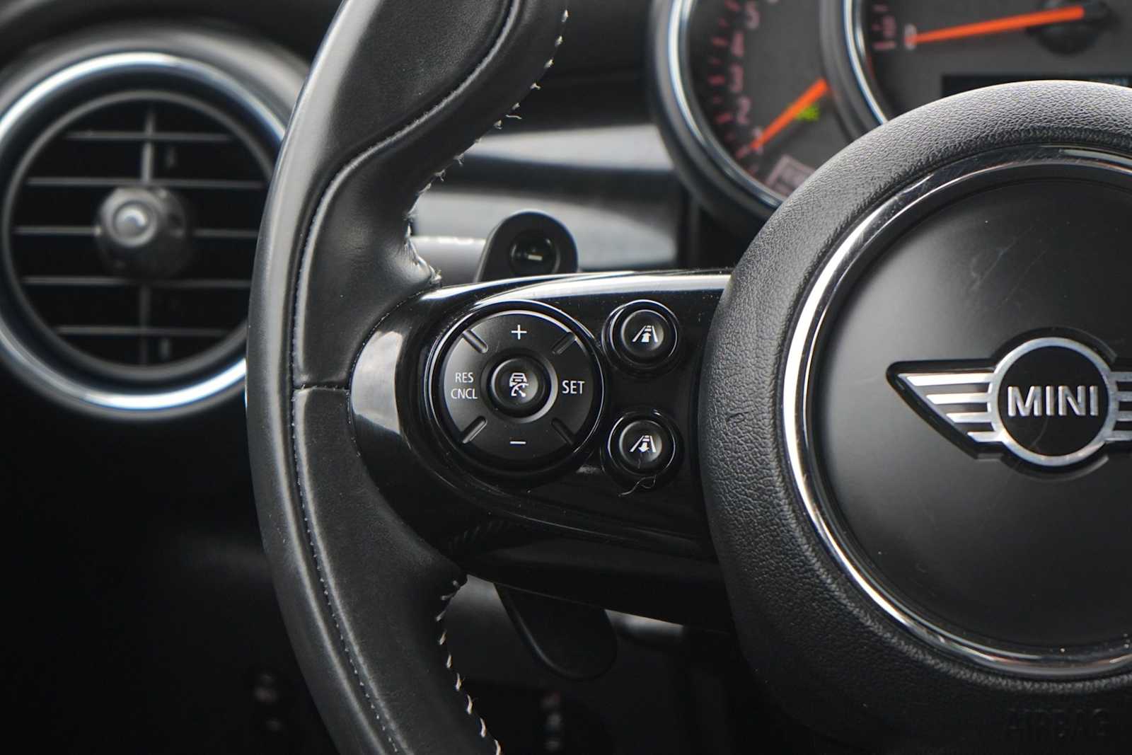 Thumbnail: 2019 MINI Cooper Hardtop - 17