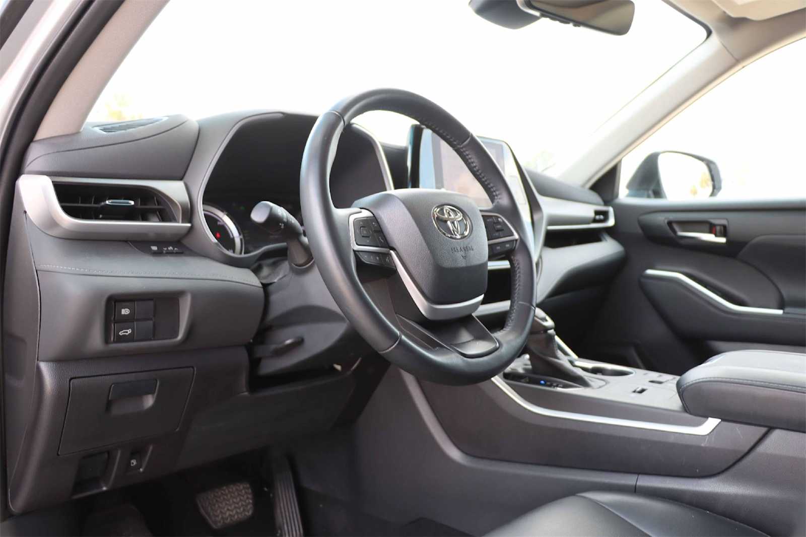 Thumbnail: 2023 Toyota Highlander - 2