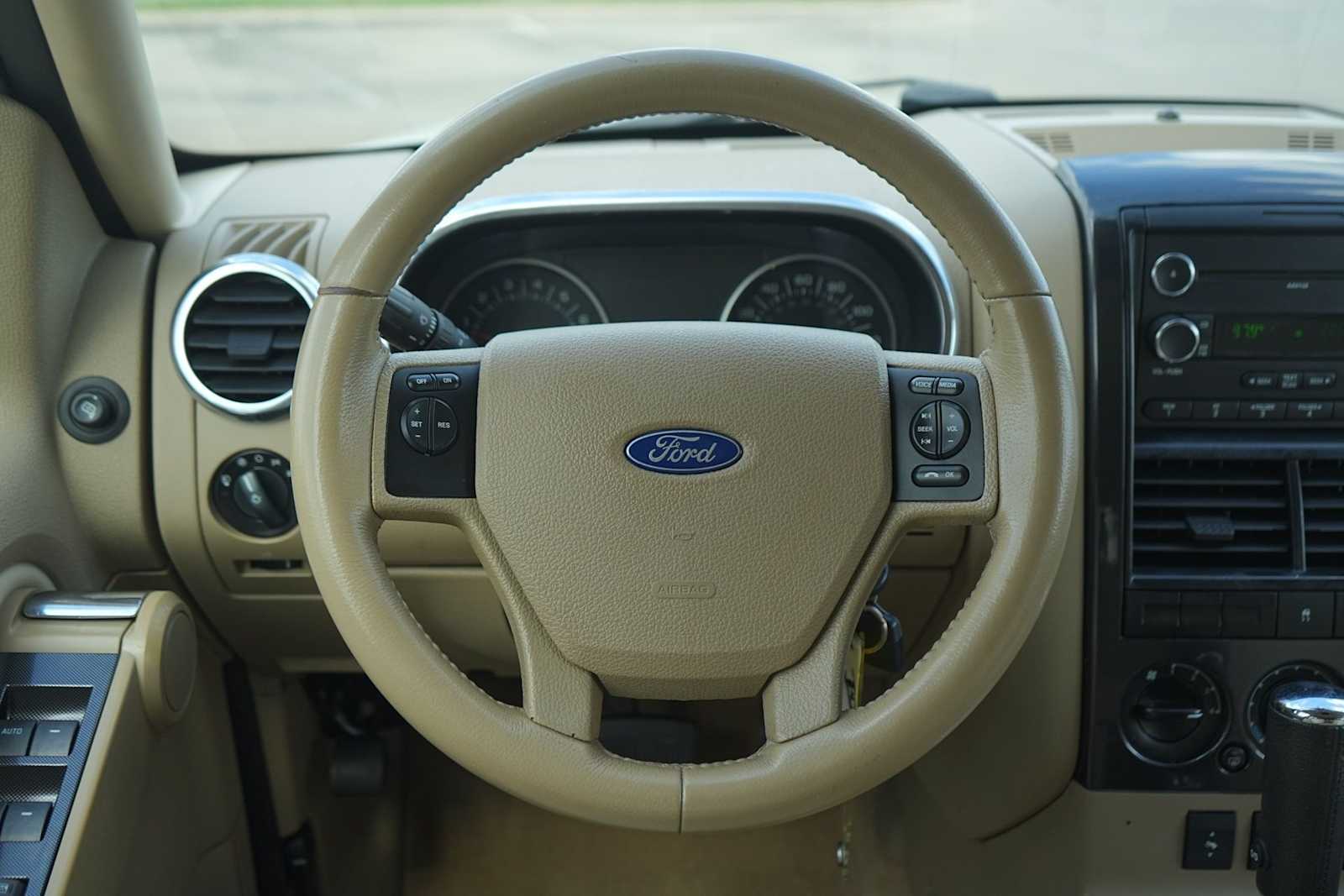 Thumbnail: 2010 Ford Explorer - 16