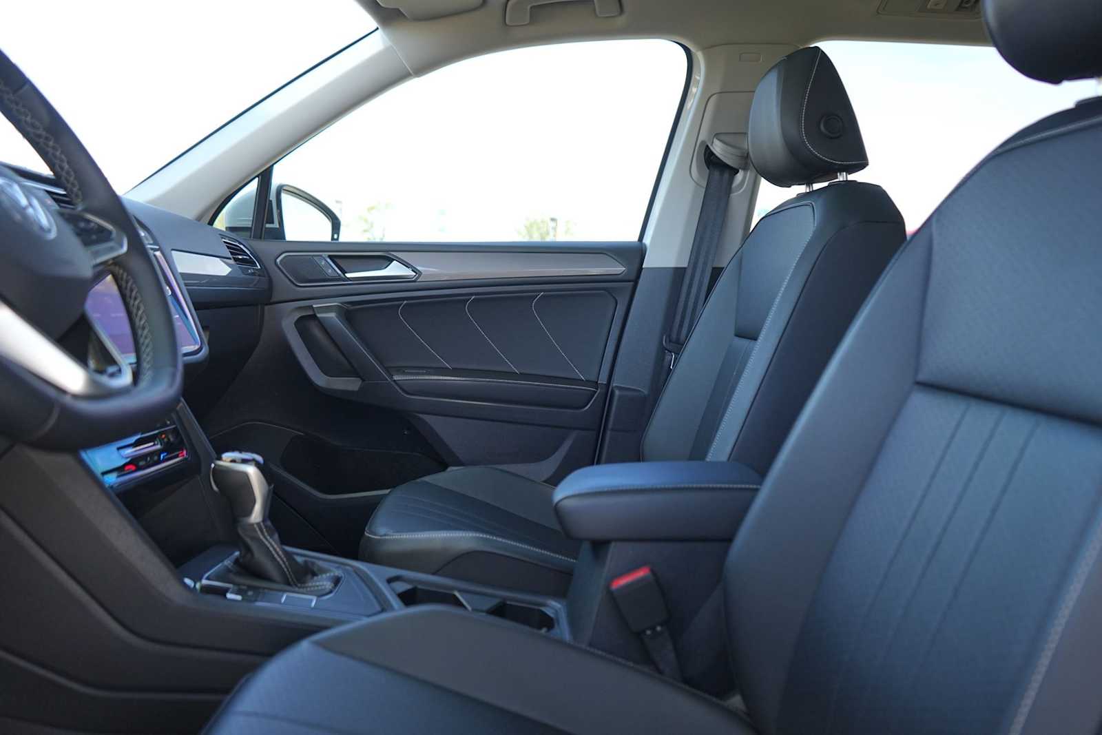 Thumbnail: 2022 Volkswagen Tiguan - 11