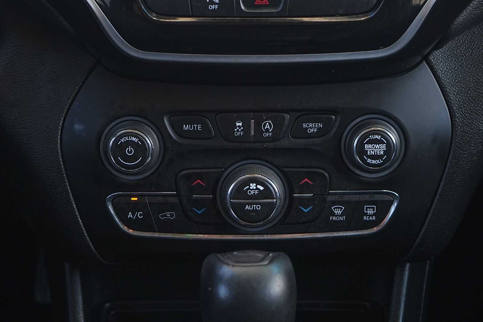 Thumbnail: 2019 Jeep Cherokee - 19