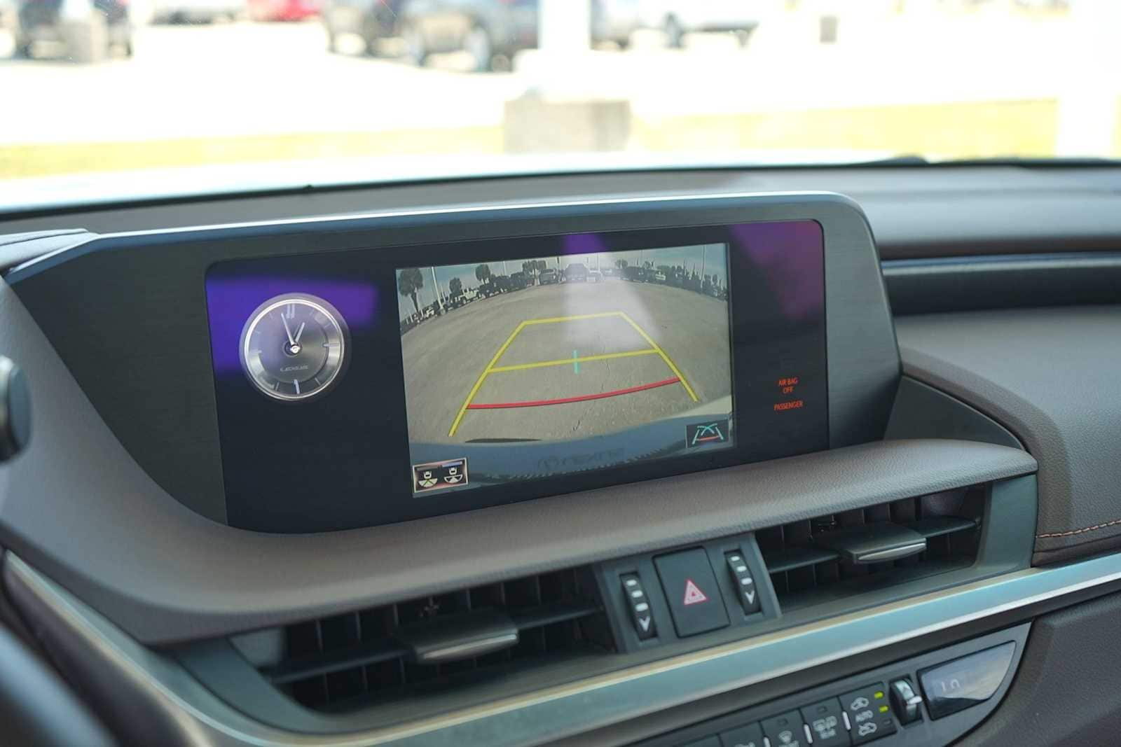 Thumbnail: 2021 Lexus ES - 23