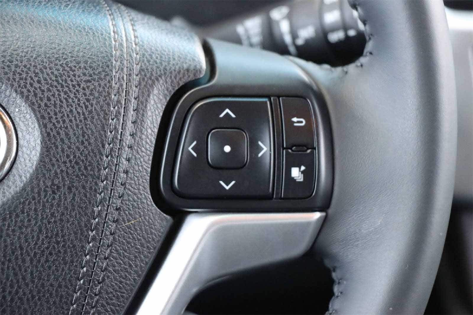 Thumbnail: 2016 Toyota Highlander - 22