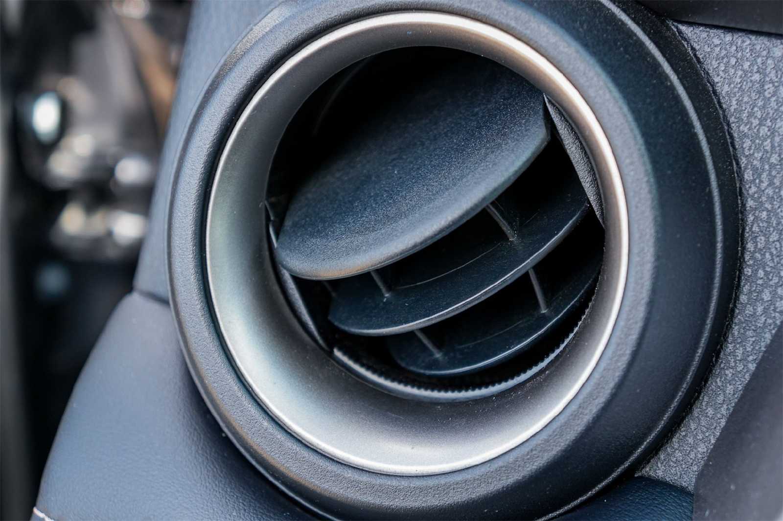 Thumbnail: 2018 Toyota RAV4 - 28