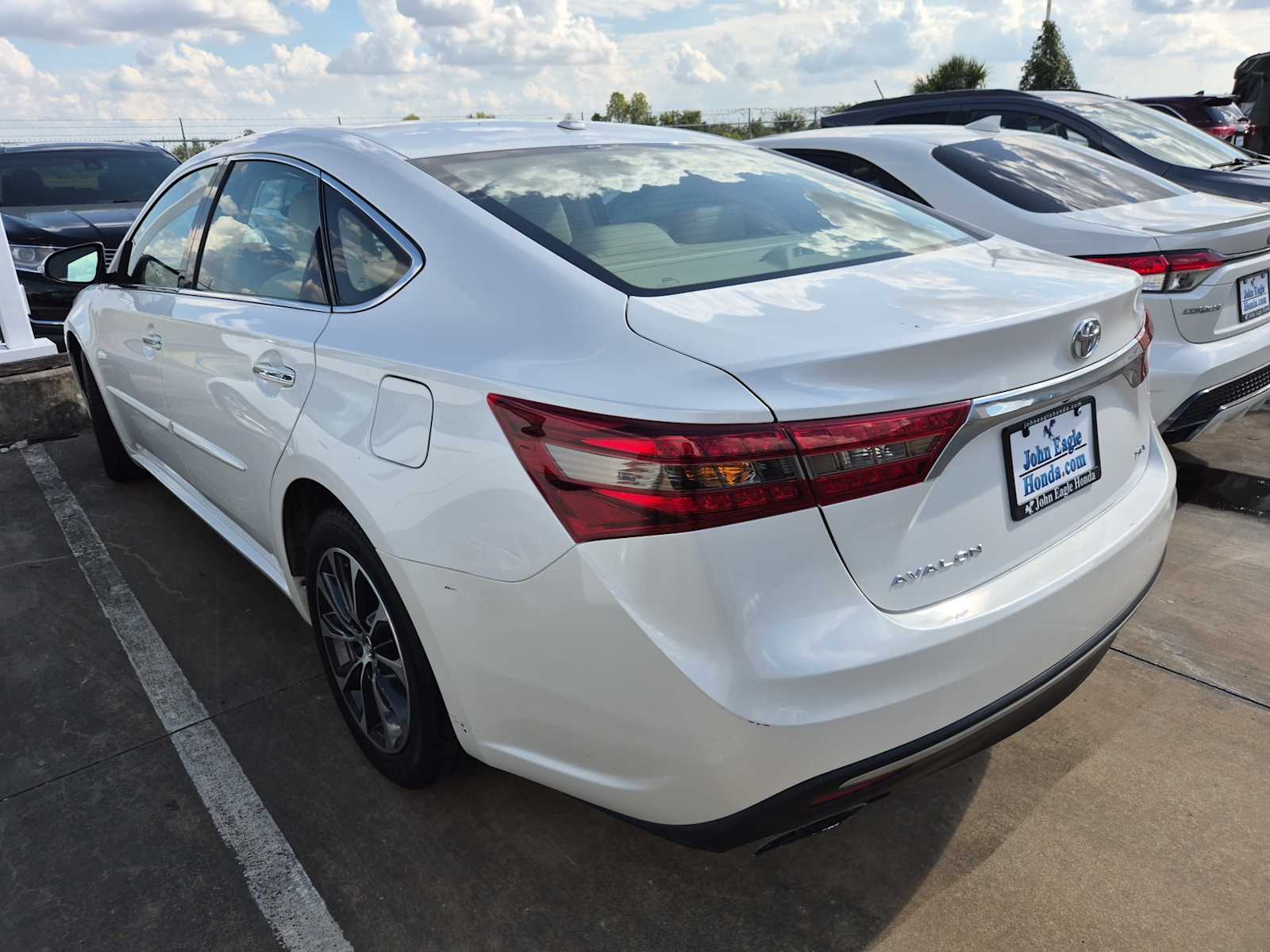 2016 Toyota Avalon XLE Premium photo 2