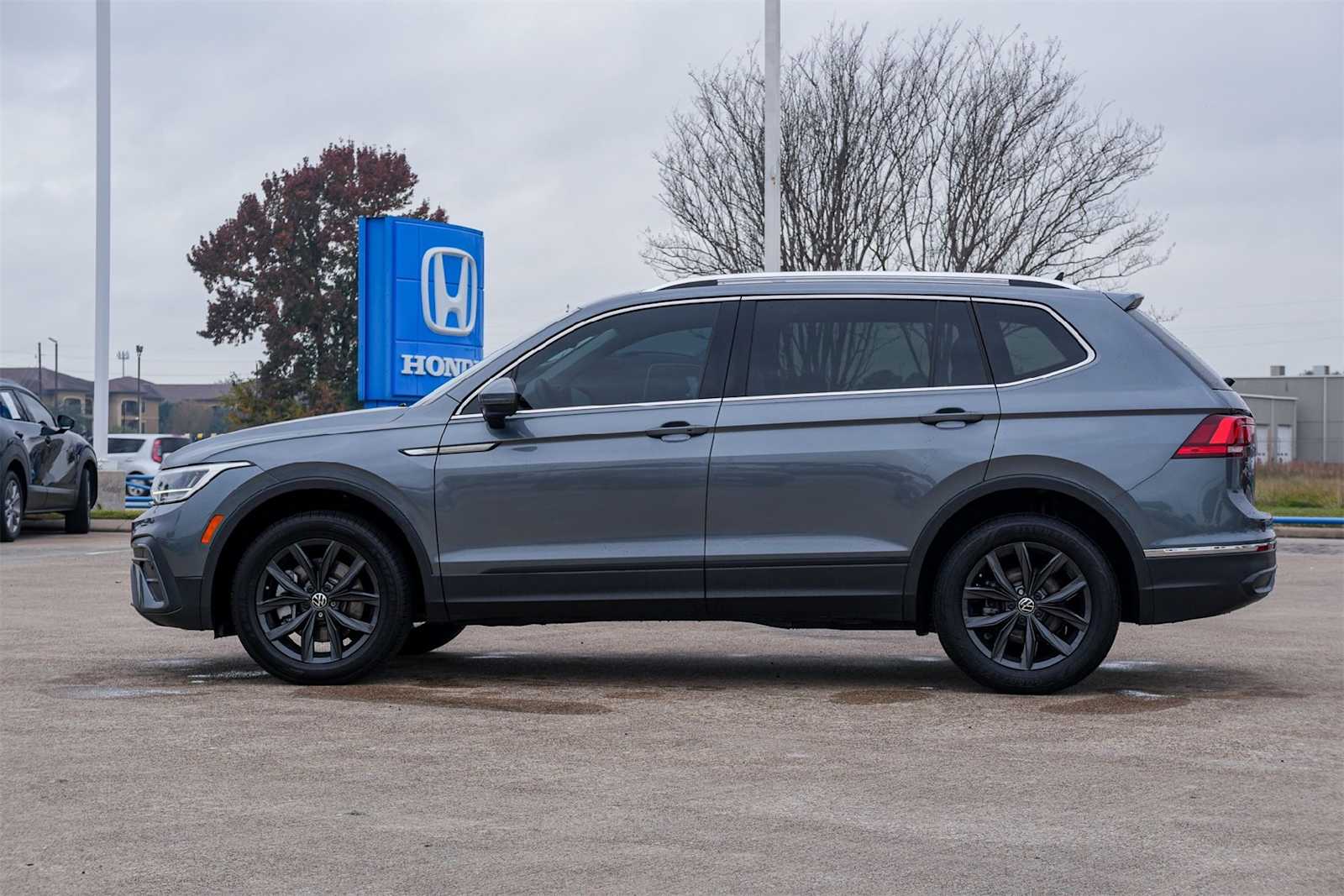 Thumbnail: 2024 Volkswagen Tiguan - 3