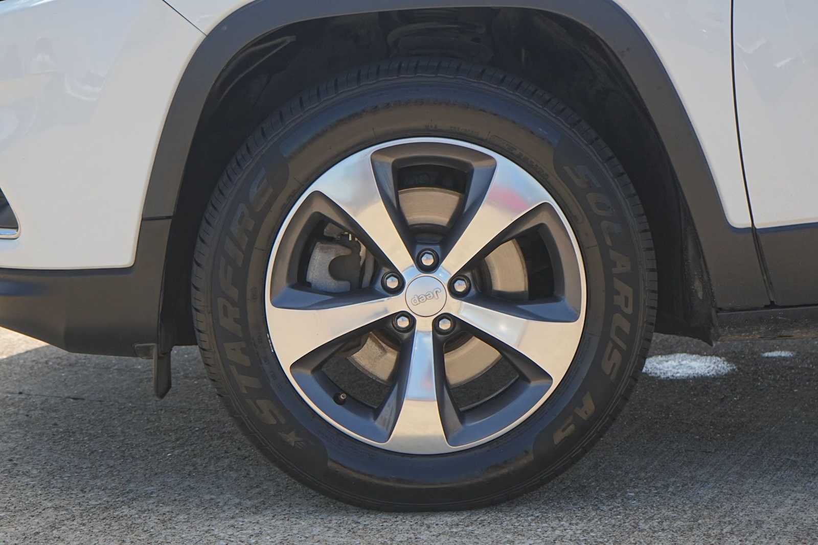 Thumbnail: 2019 Jeep Cherokee - 6
