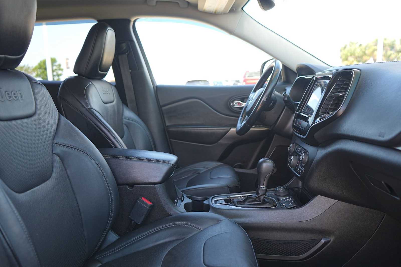 Thumbnail: 2019 Jeep Cherokee - 14