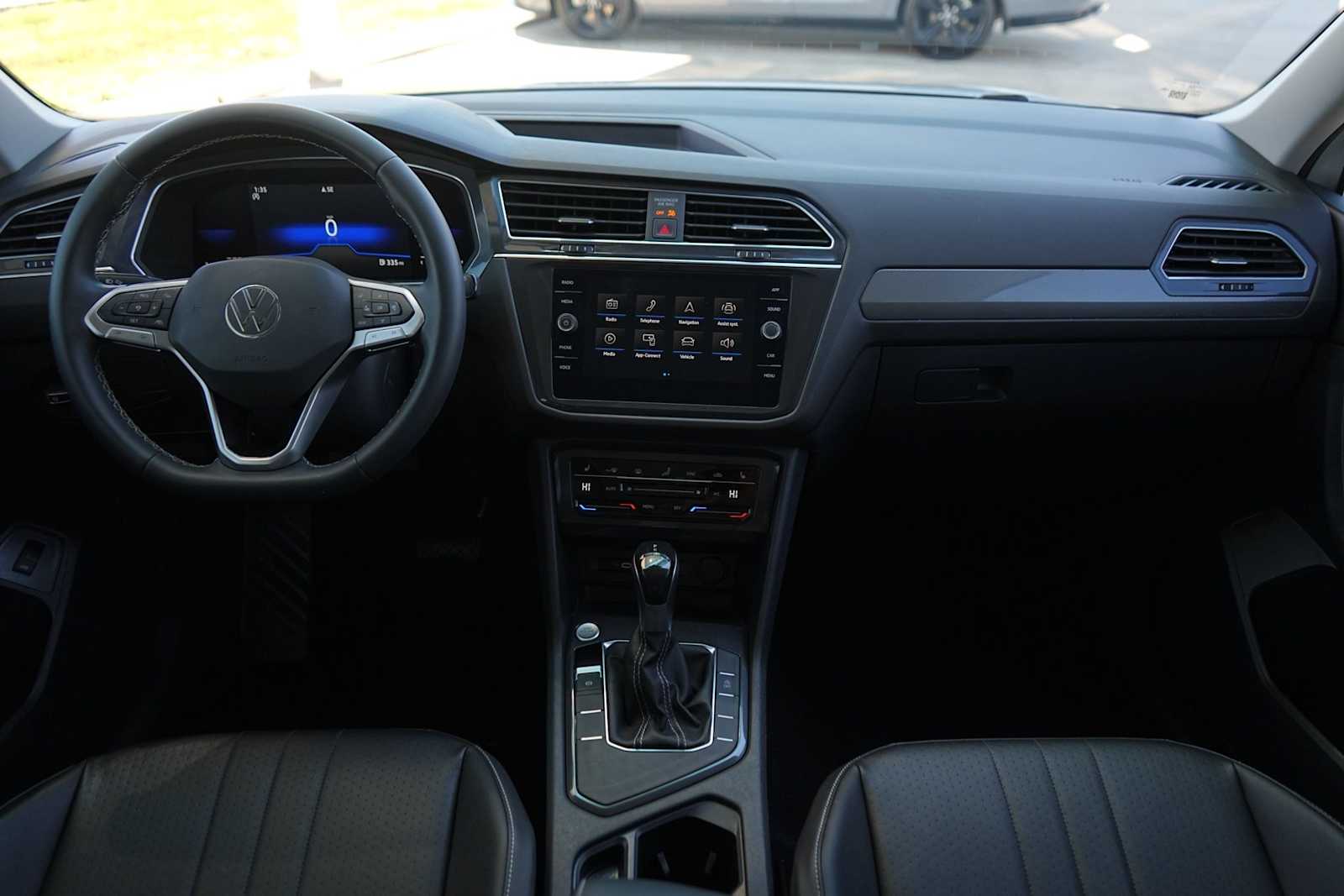 Thumbnail: 2022 Volkswagen Tiguan - 10