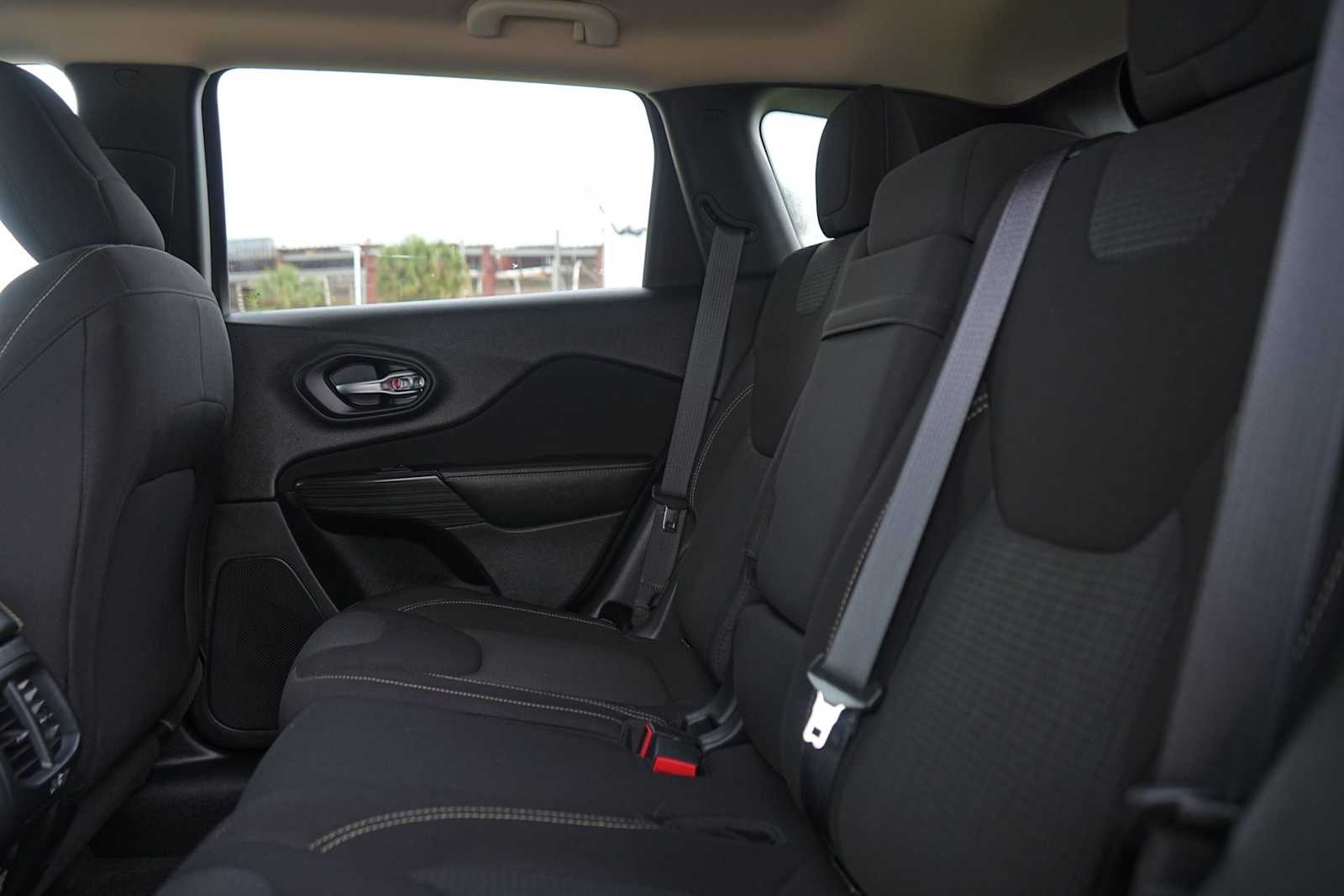 Thumbnail: 2016 Jeep Cherokee - 14