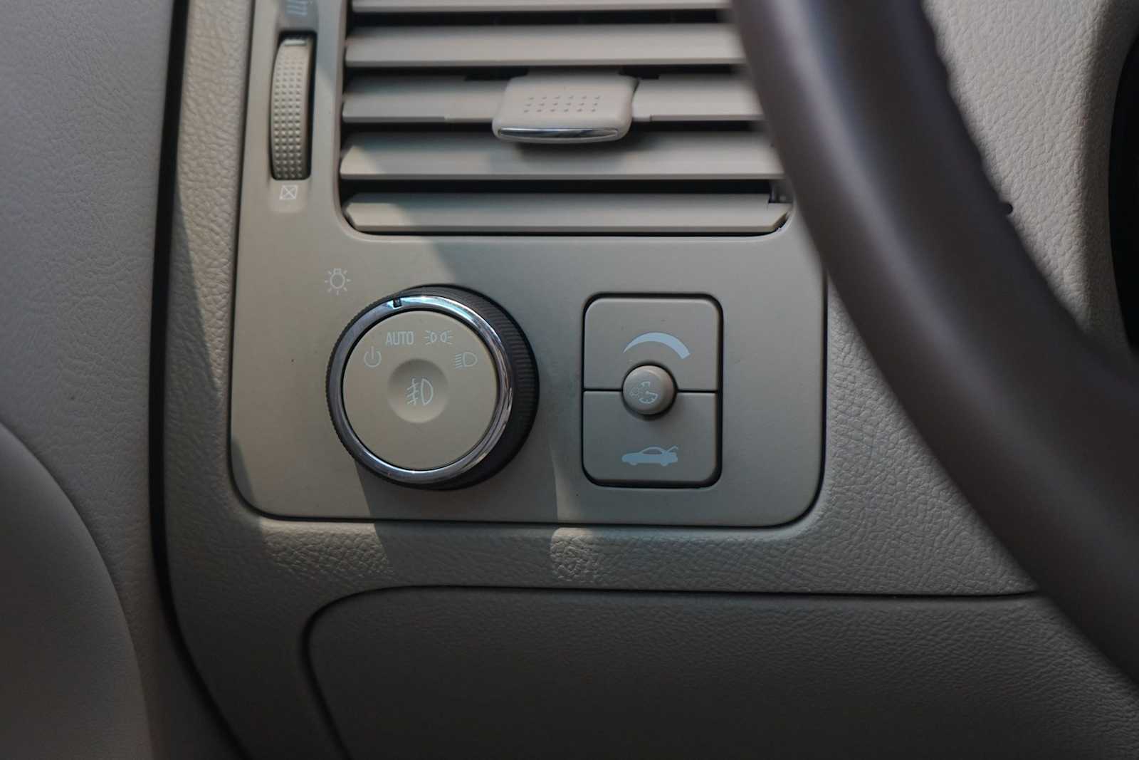 Thumbnail: 2010 Buick Lucerne - 21