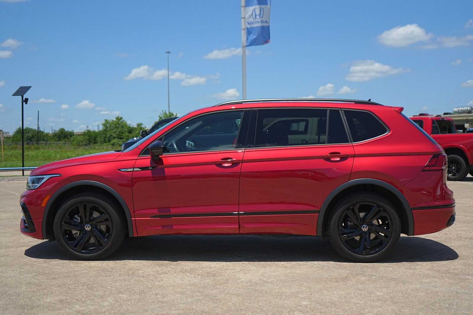 Thumbnail: 2024 Volkswagen Tiguan - 3