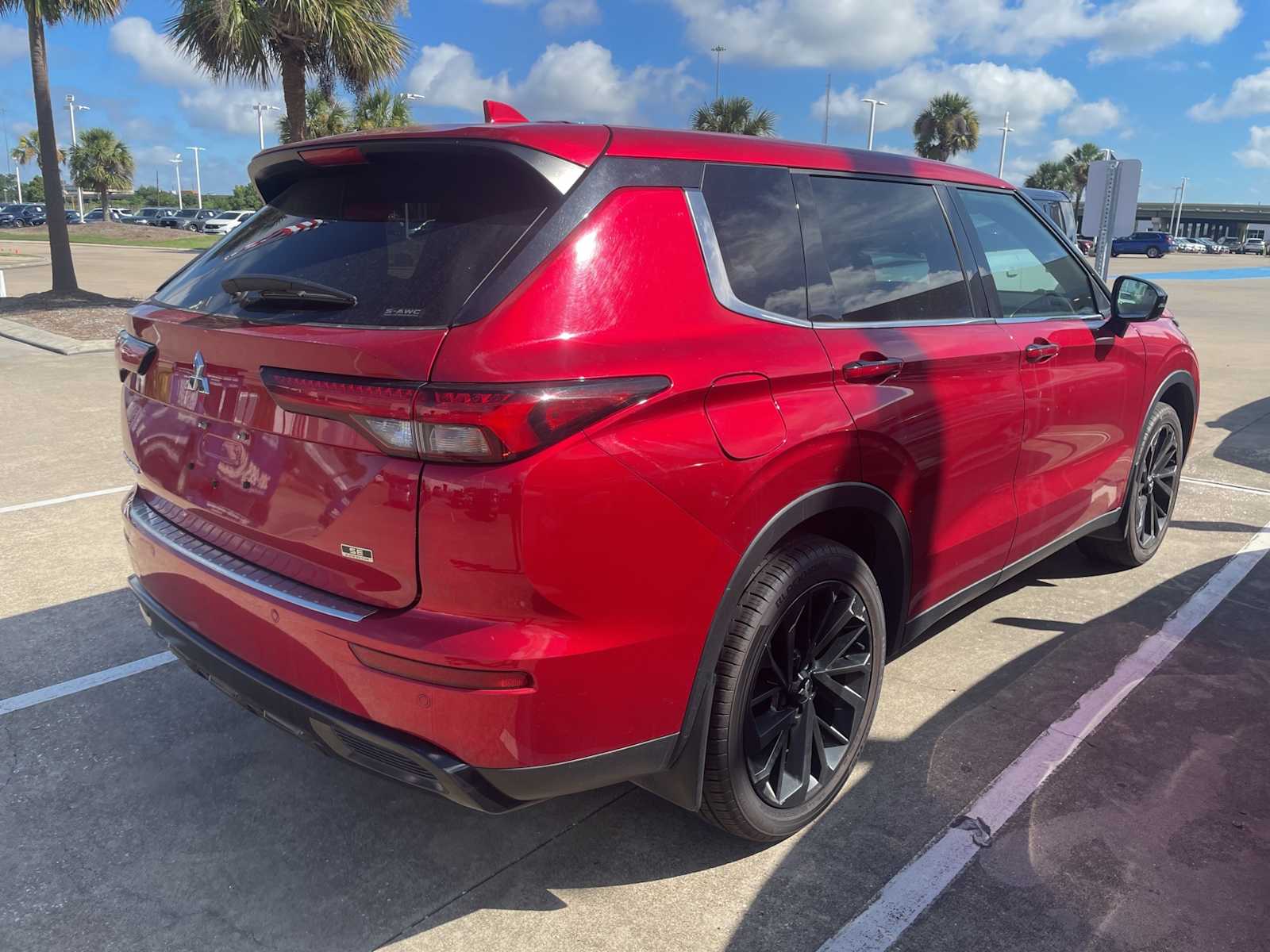 Thumbnail: 2023 Mitsubishi Outlander - 3
