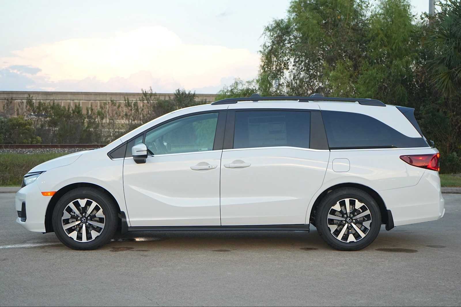 2026 Honda Odyssey EX-L photo 3