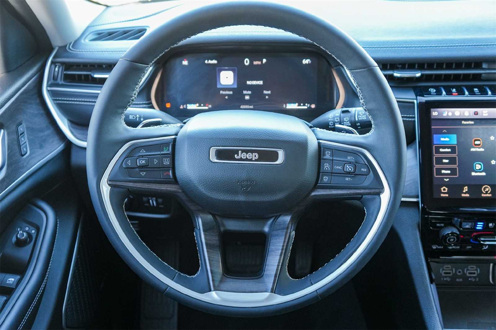 Thumbnail: 2023 Jeep Grand Cherokee - 15