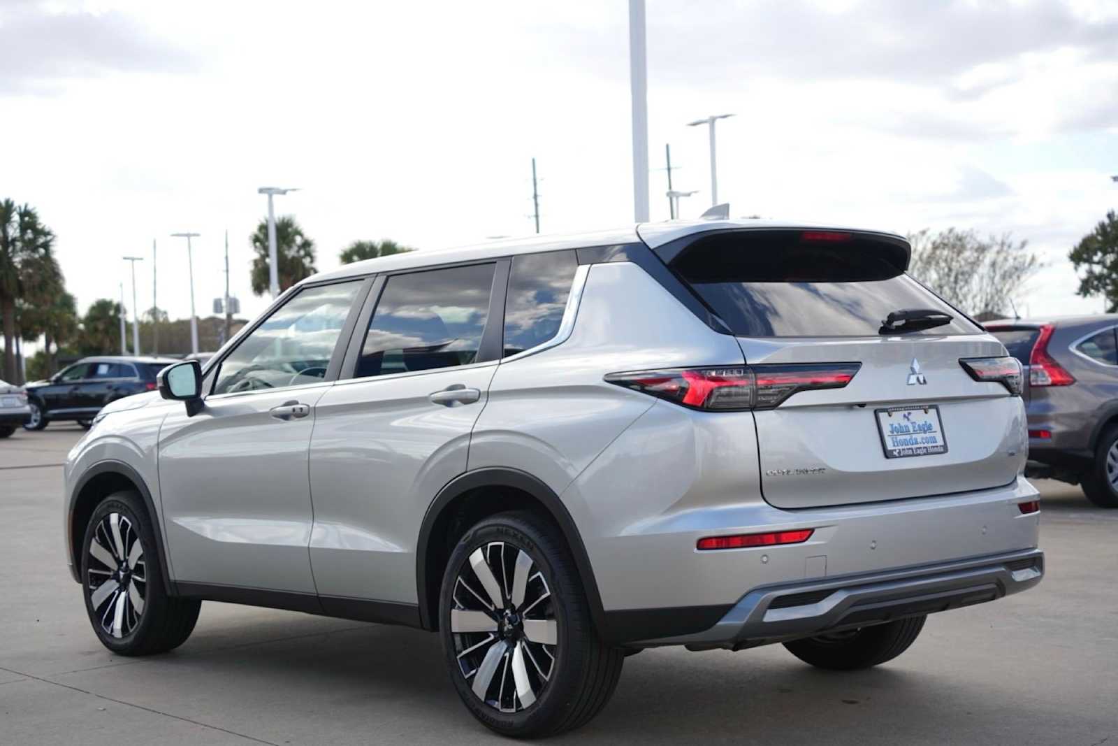 Thumbnail: 2025 Mitsubishi Outlander - 4