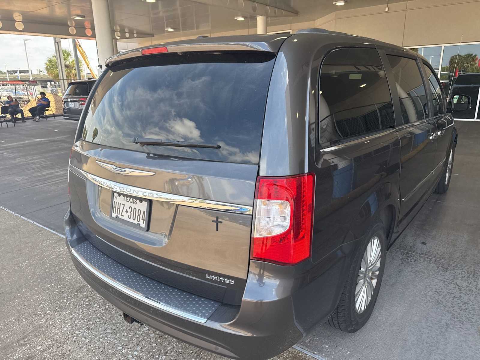 Thumbnail: 2016 Chrysler Town & Country - 3