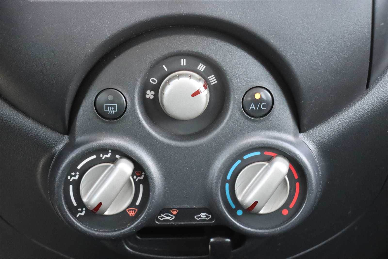 2013 Nissan Versa S 21