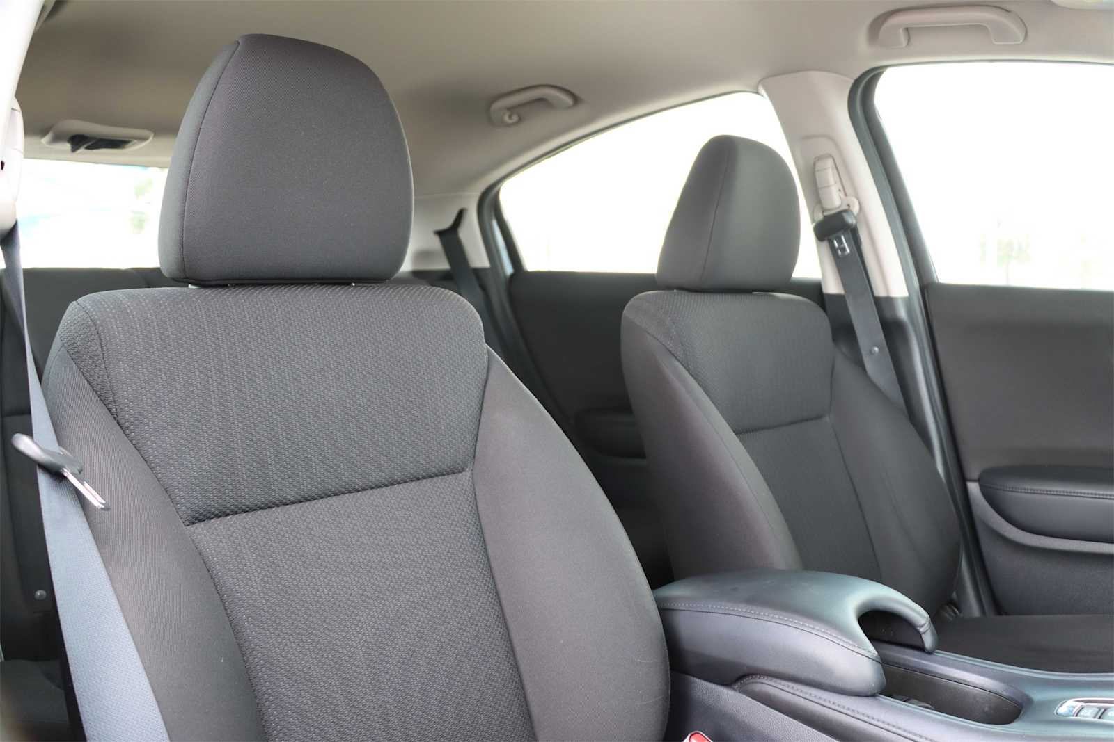 Thumbnail: 2016 Honda HR-V - 11