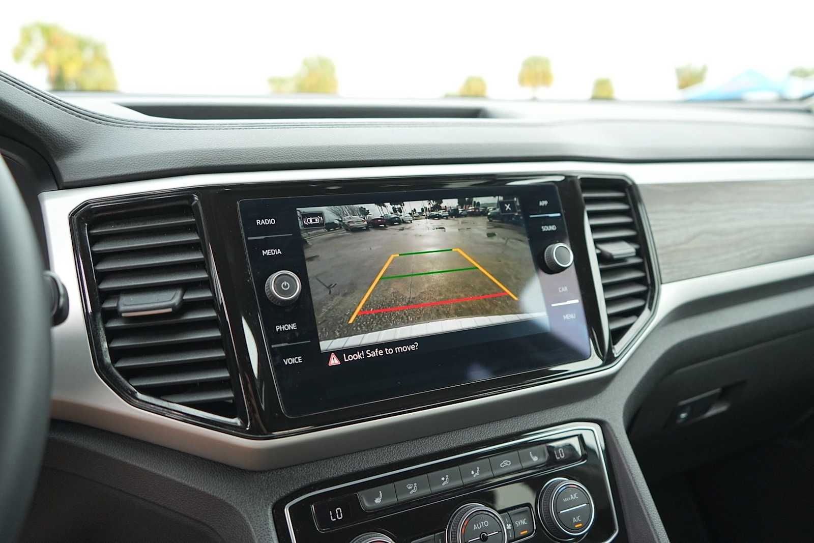 Thumbnail: 2023 Volkswagen Atlas - 22