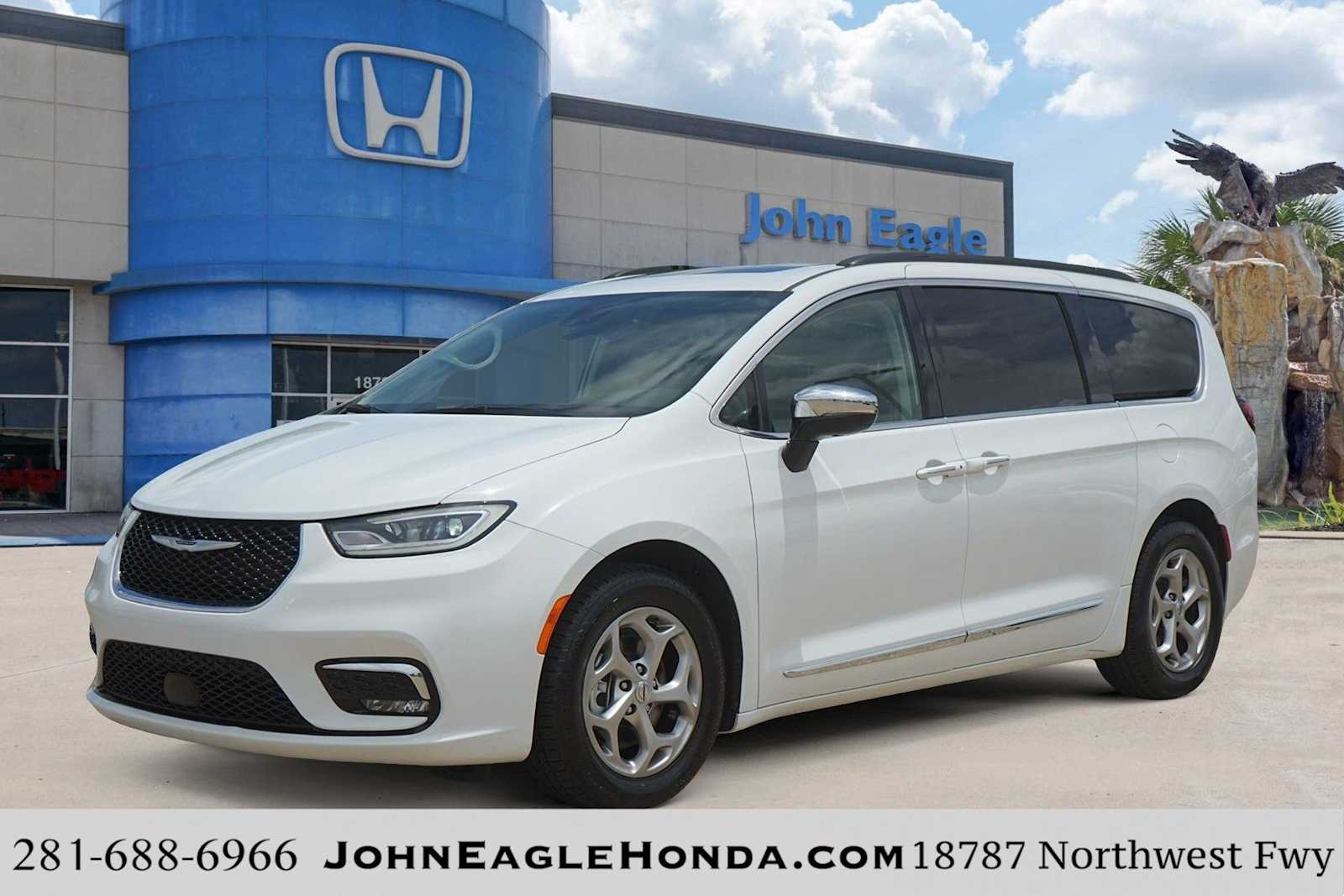 2023 Chrysler Pacifica Limited's photo