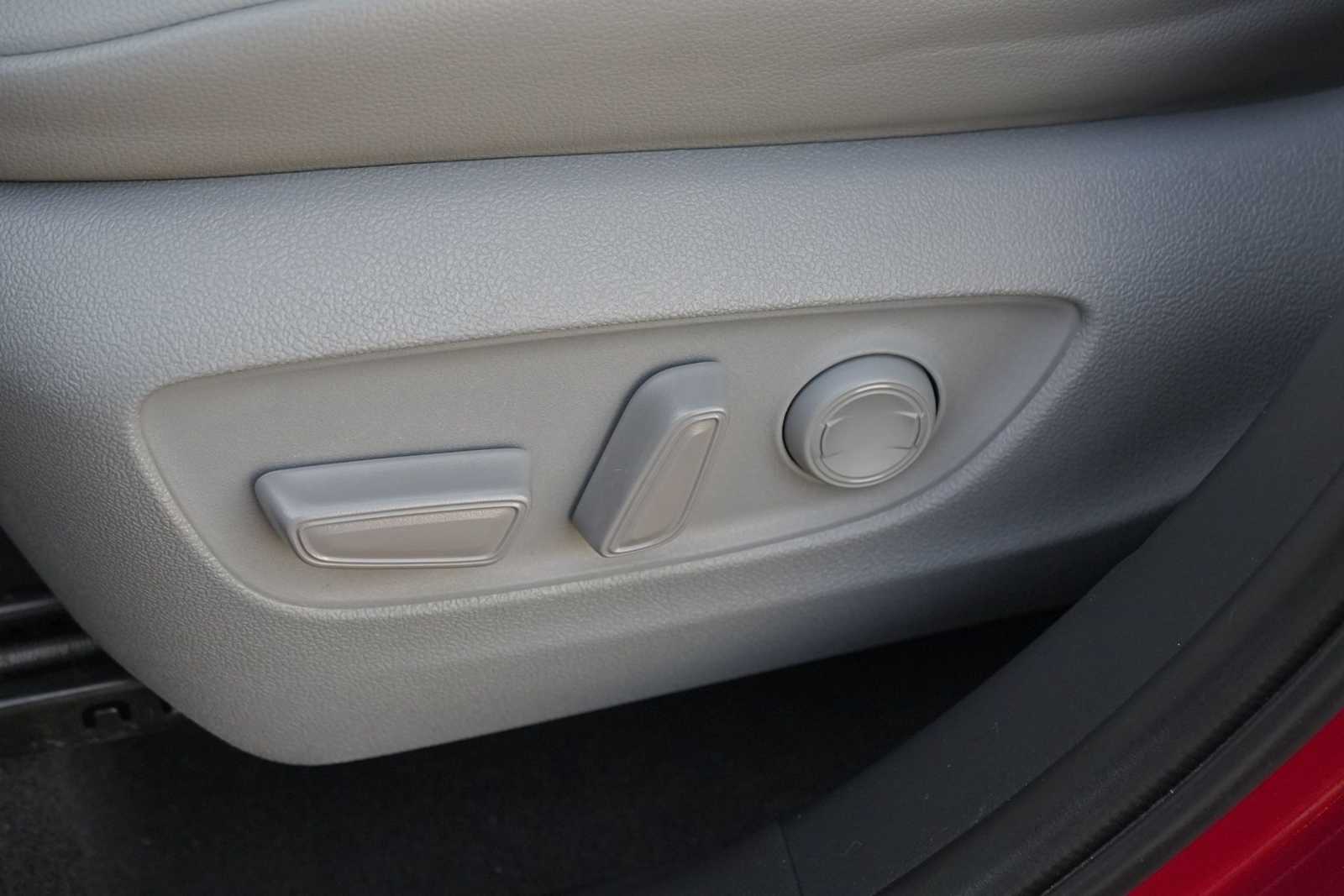 2023 Toyota Highlander XLE - Photo 12
