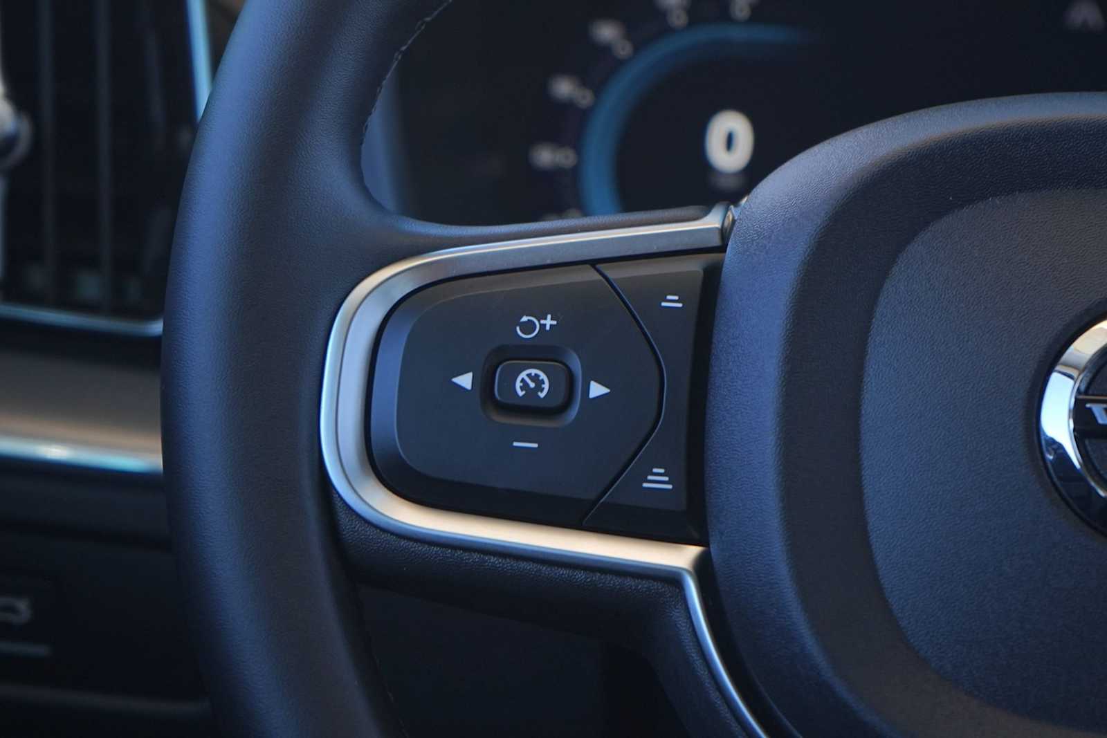 Thumbnail: 2024 Volvo XC60 - 17