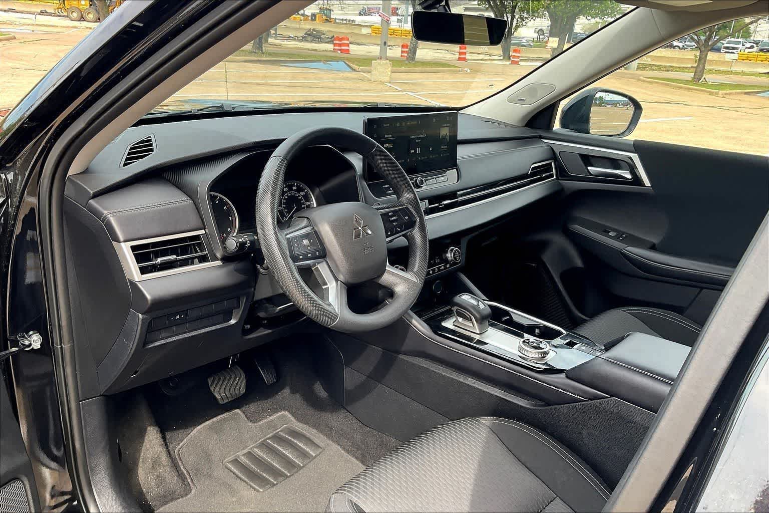 2025 Mitsubishi Outlander ES - Photo 2