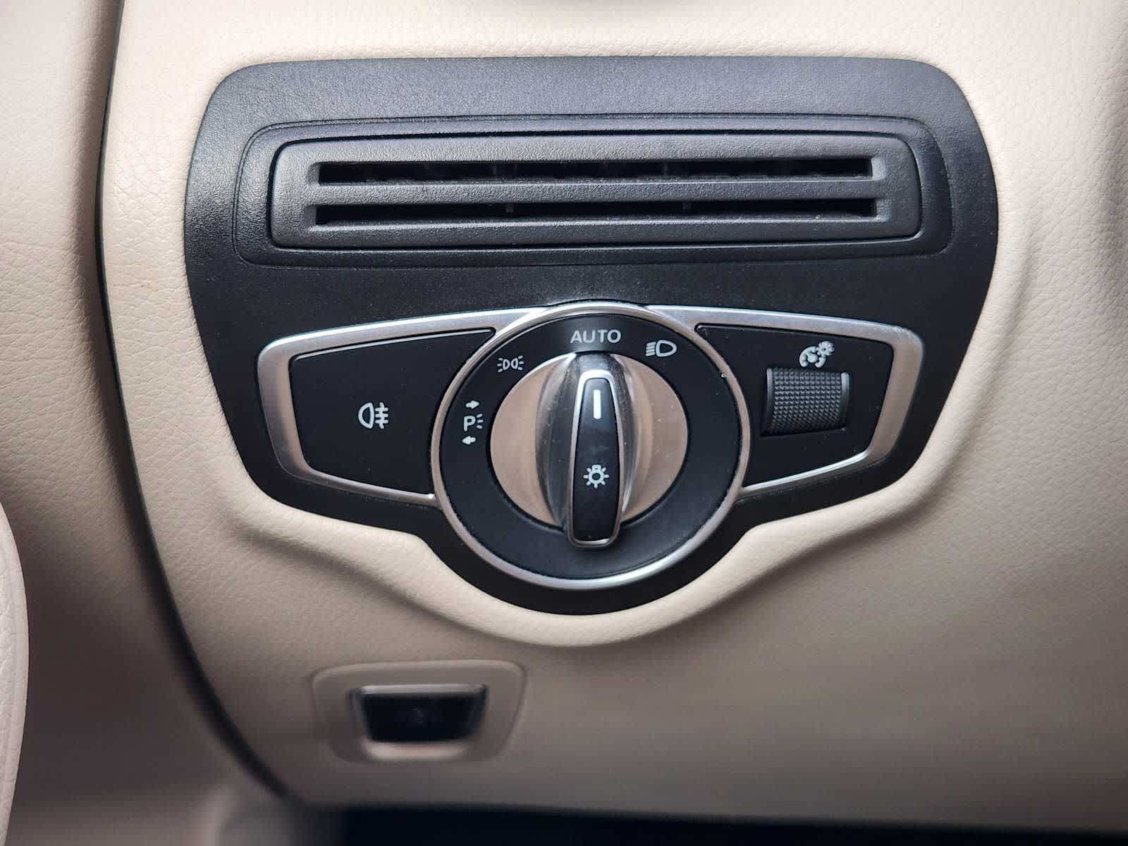 Thumbnail: 2022 Mercedes-Benz GLC - 22