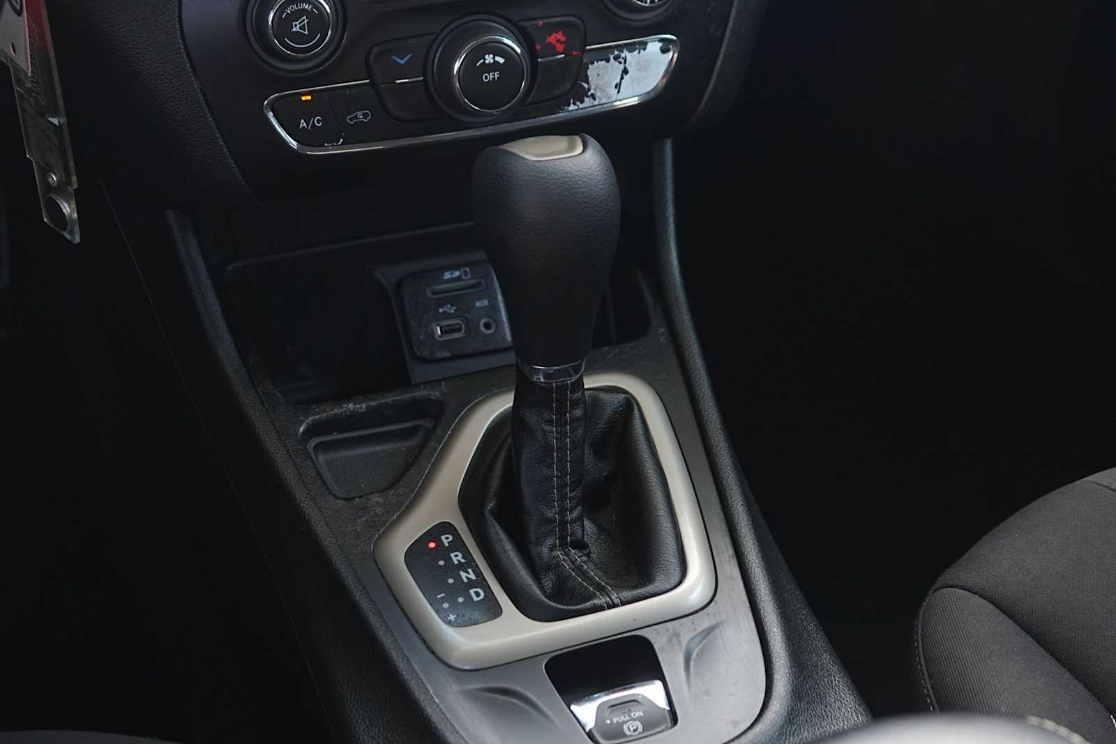 Thumbnail: 2017 Jeep Cherokee - 21