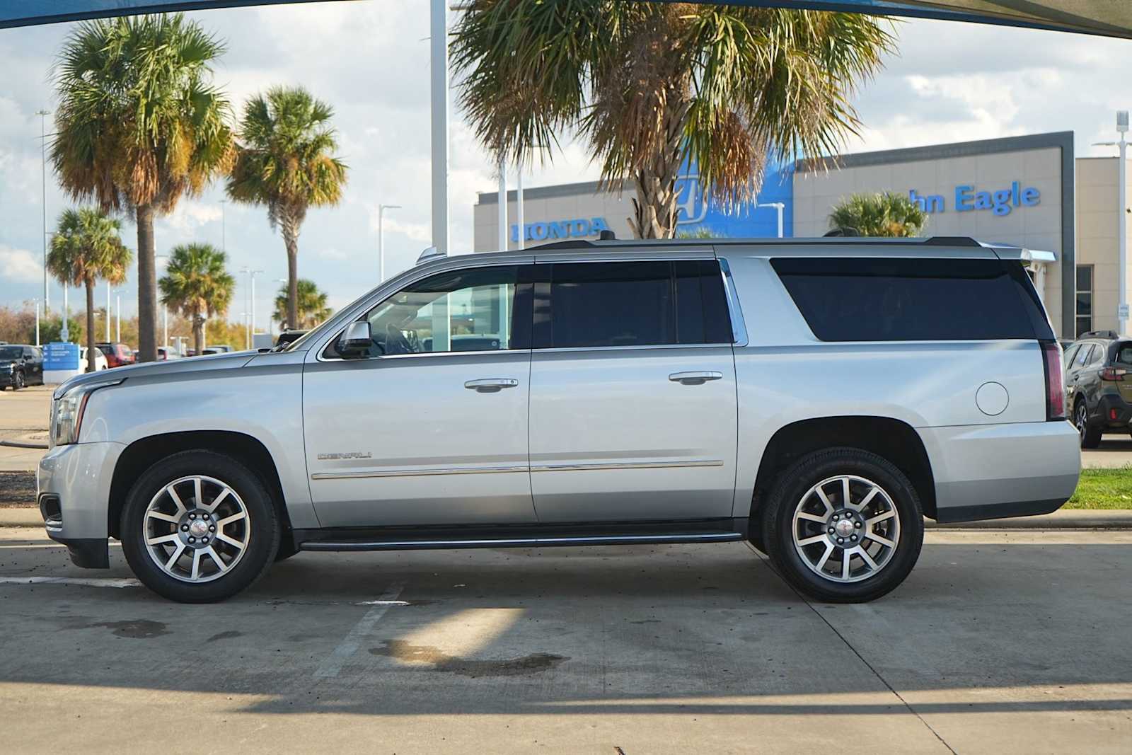 Thumbnail: 2019 GMC Yukon XL - 3