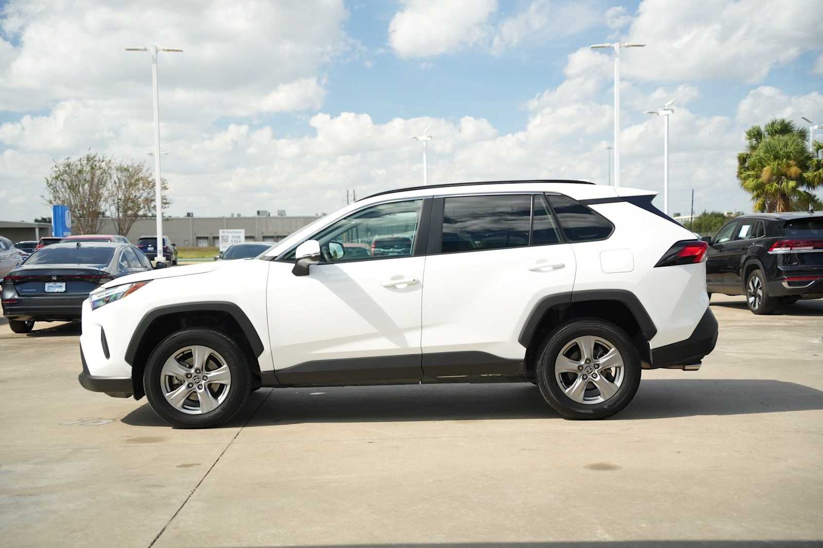 2024 Toyota RAV4 XLE photo 3