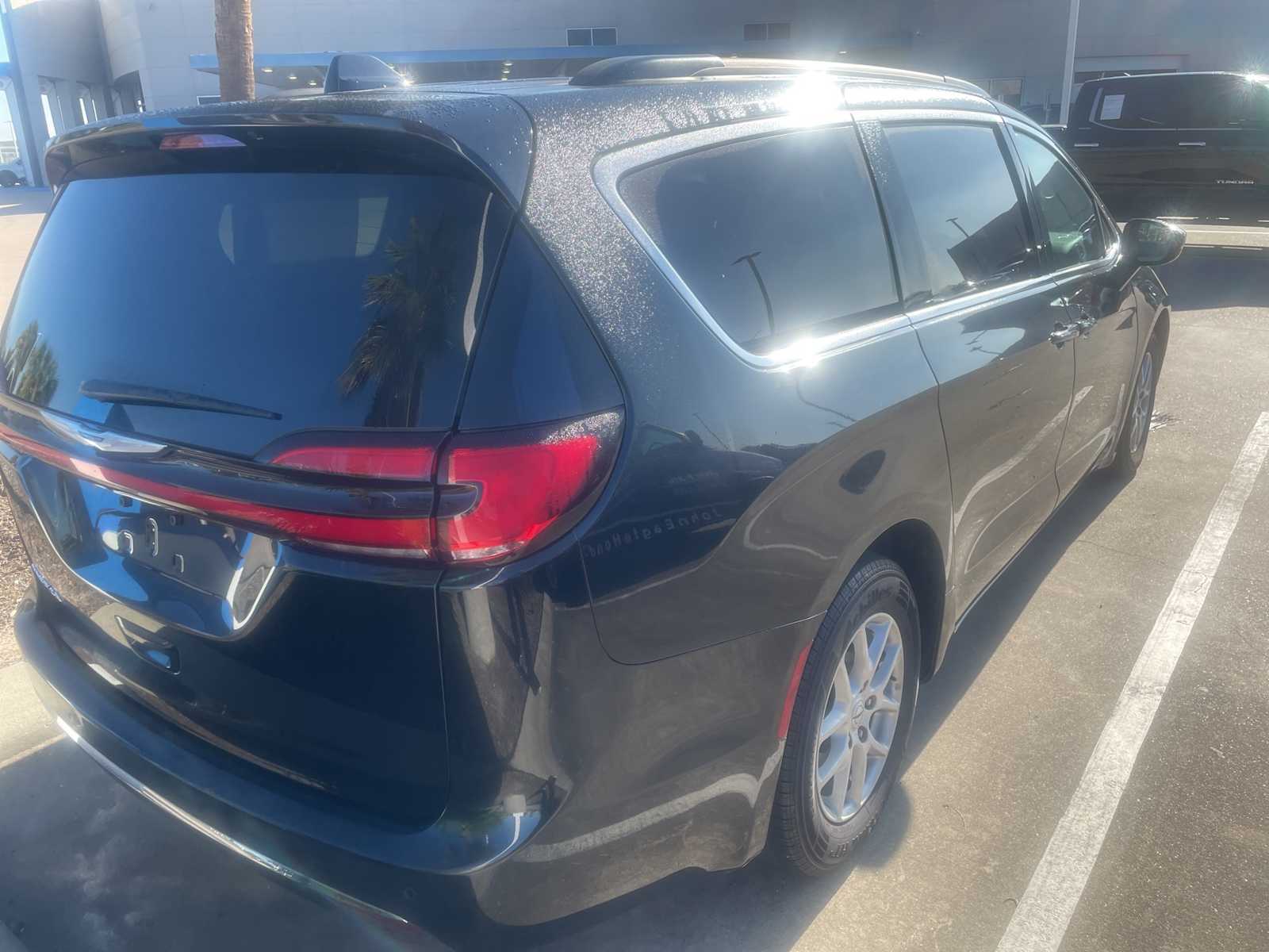 2022 Chrysler Pacifica Touring L photo 3