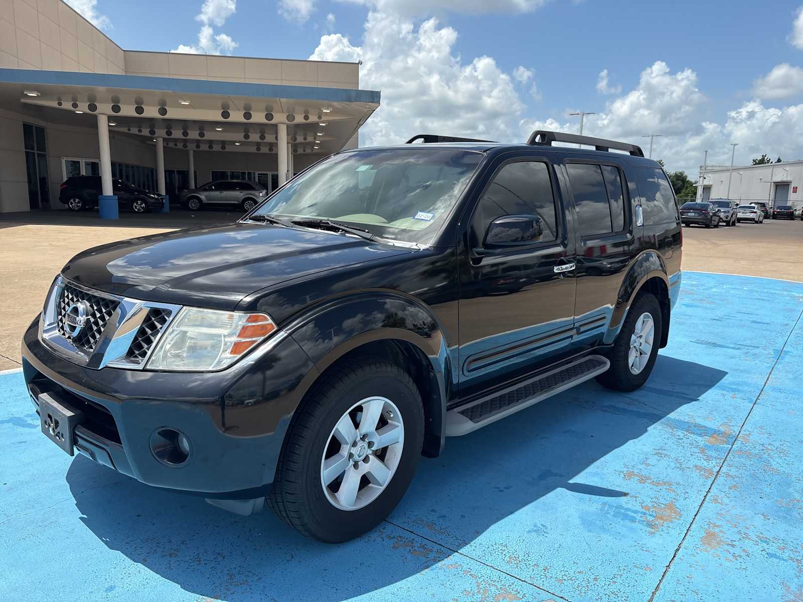 2009 Nissan Pathfinder SE Hero Image