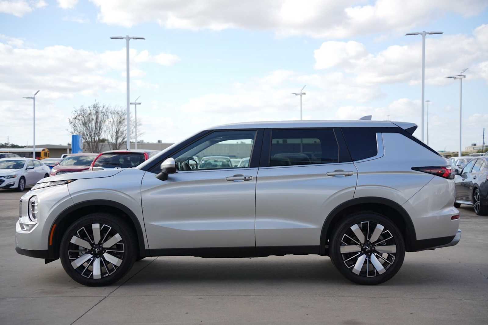 Thumbnail: 2025 Mitsubishi Outlander - 3