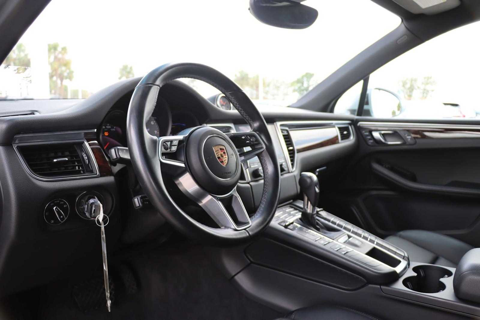 Thumbnail: 2017 Porsche Macan - 2