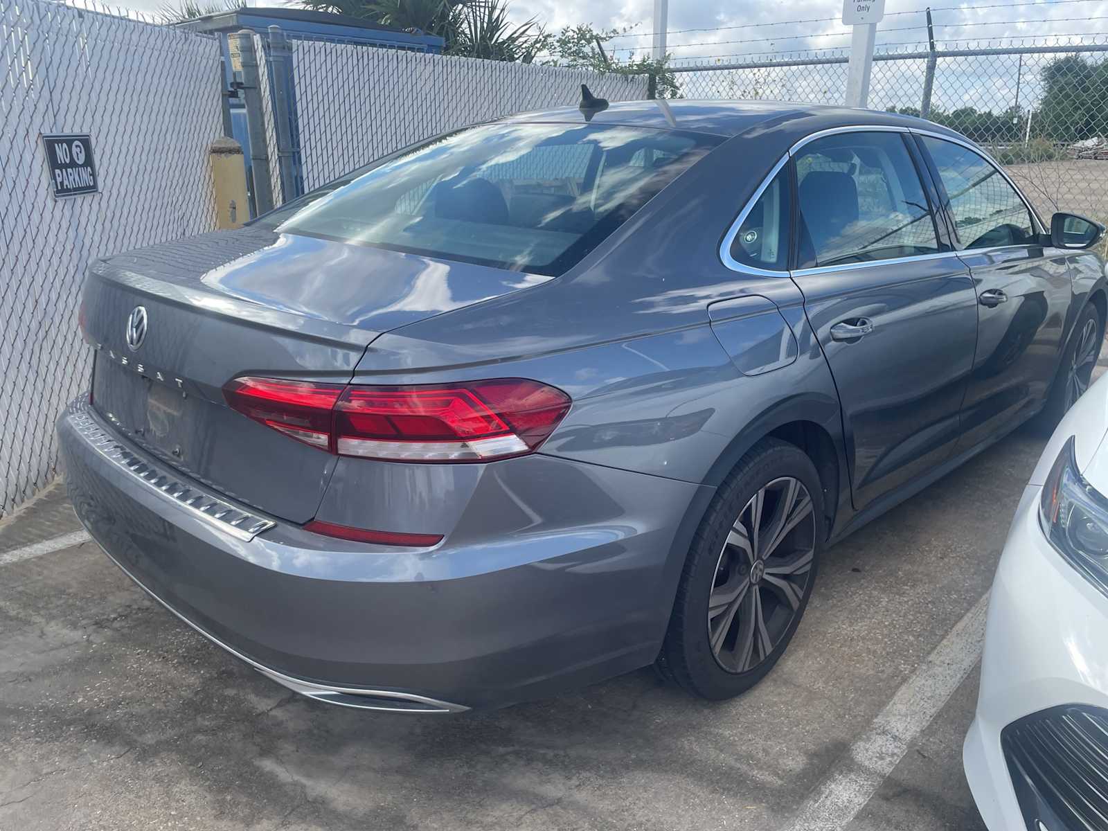 2022 Volkswagen Passat 2.0T SE photo 3