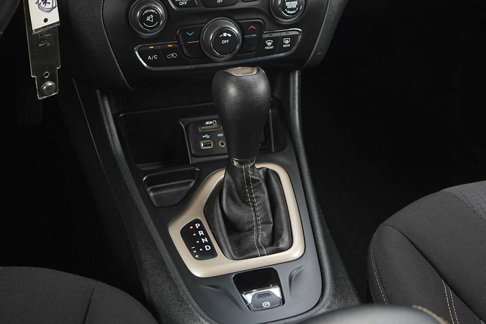 Thumbnail: 2016 Jeep Cherokee - 21