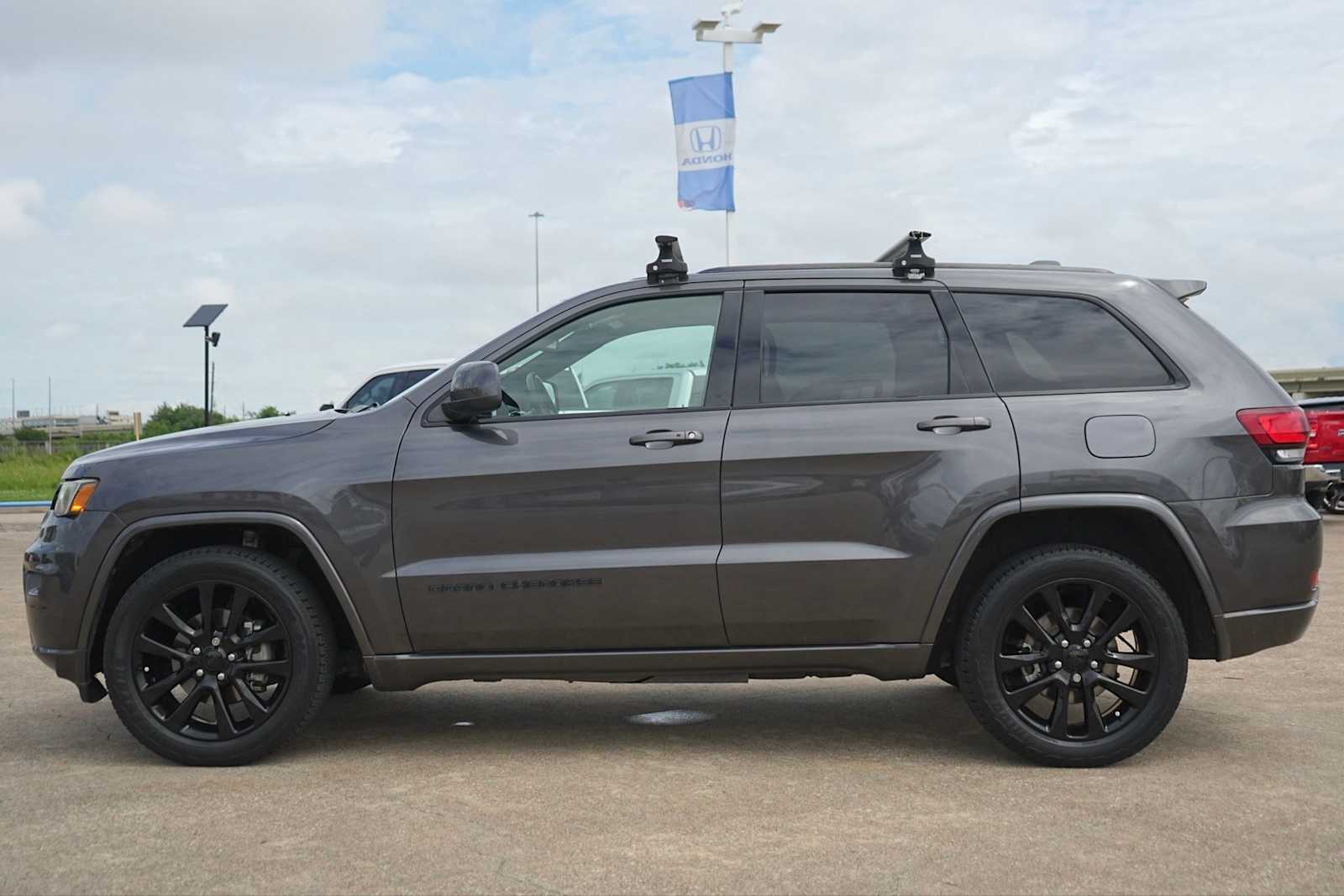 Thumbnail: 2018 Jeep Grand Cherokee - 3