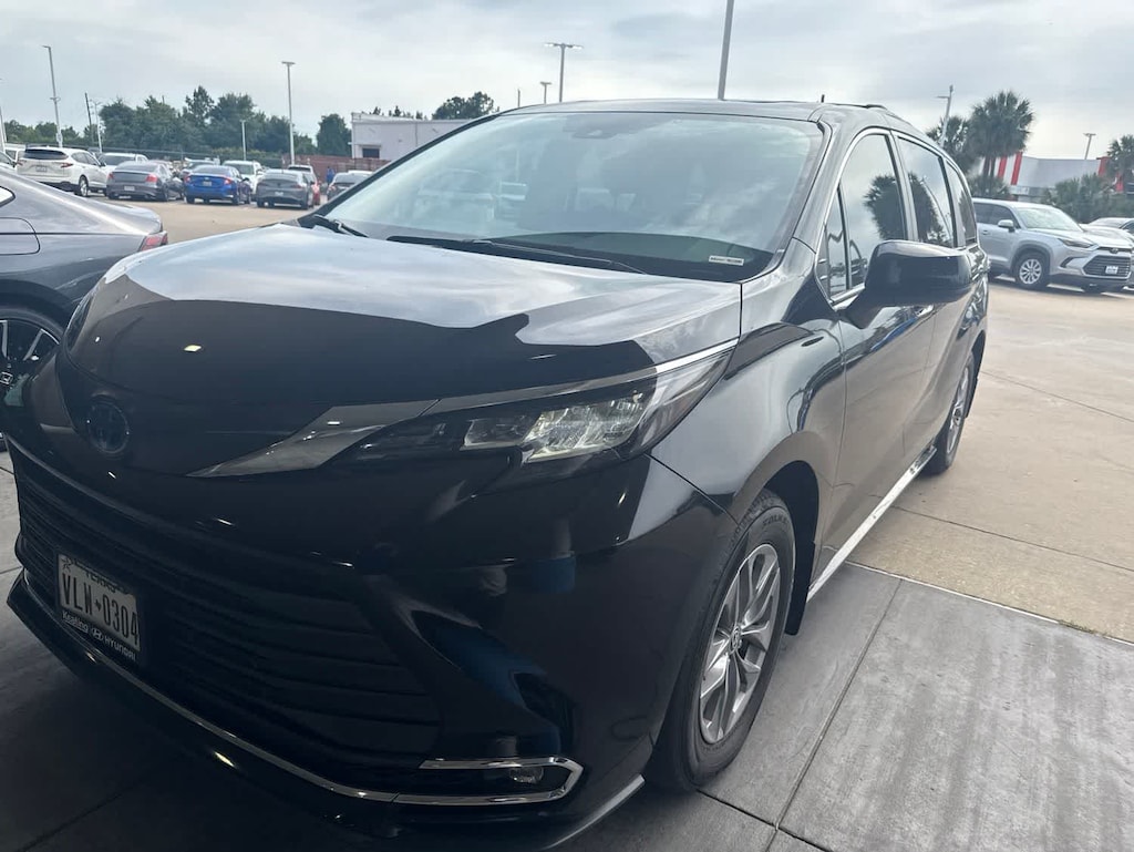 Used 2023 Toyota Sienna XLE 8 Passenger Van Passenger Van