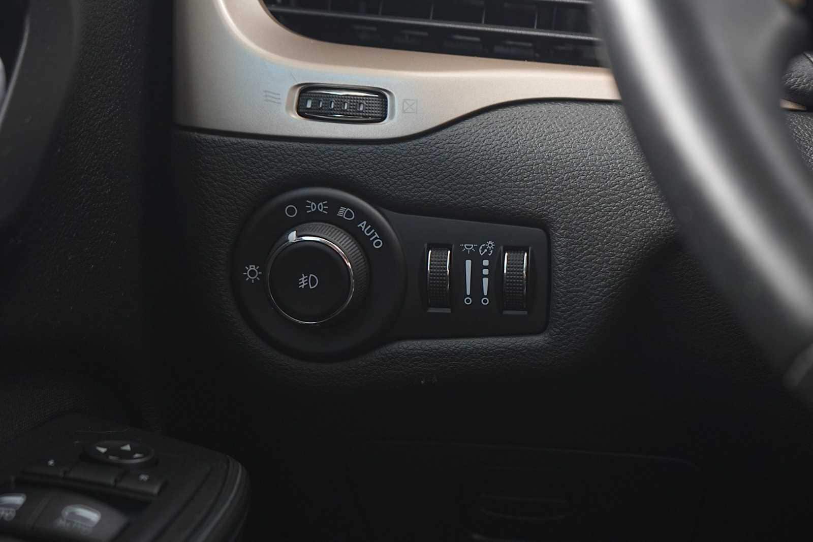 Thumbnail: 2016 Jeep Cherokee - 24
