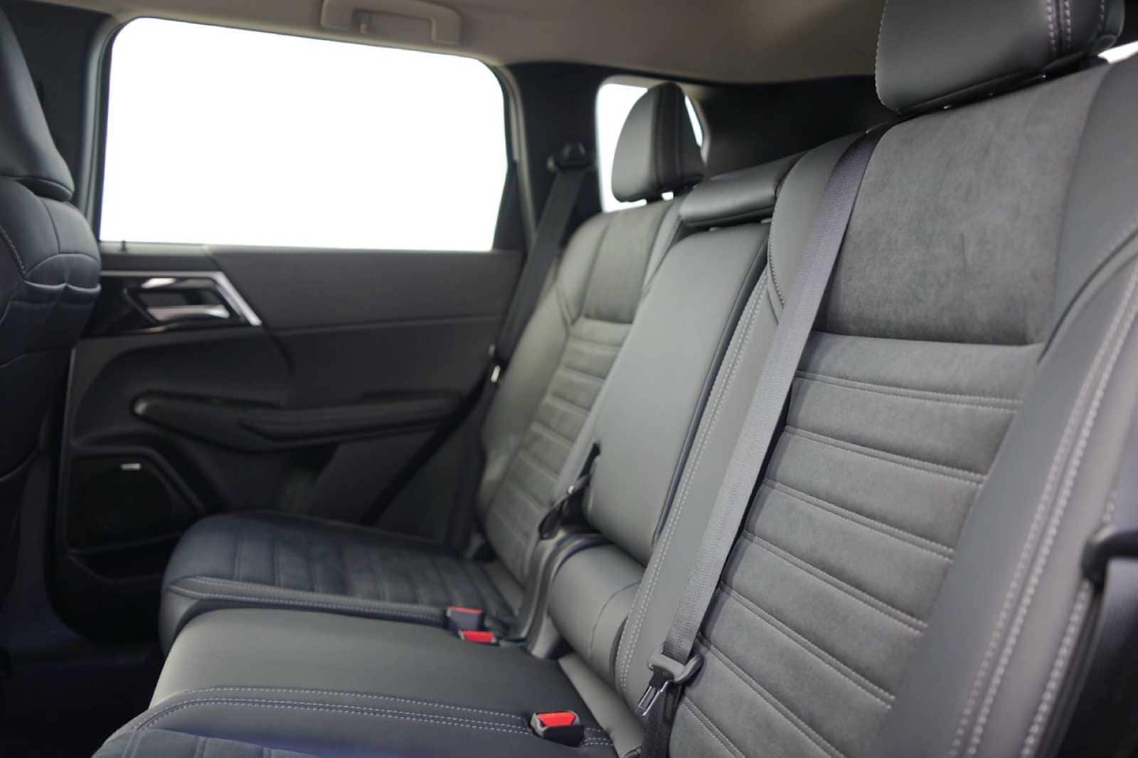 Thumbnail: 2025 Mitsubishi Outlander - 14