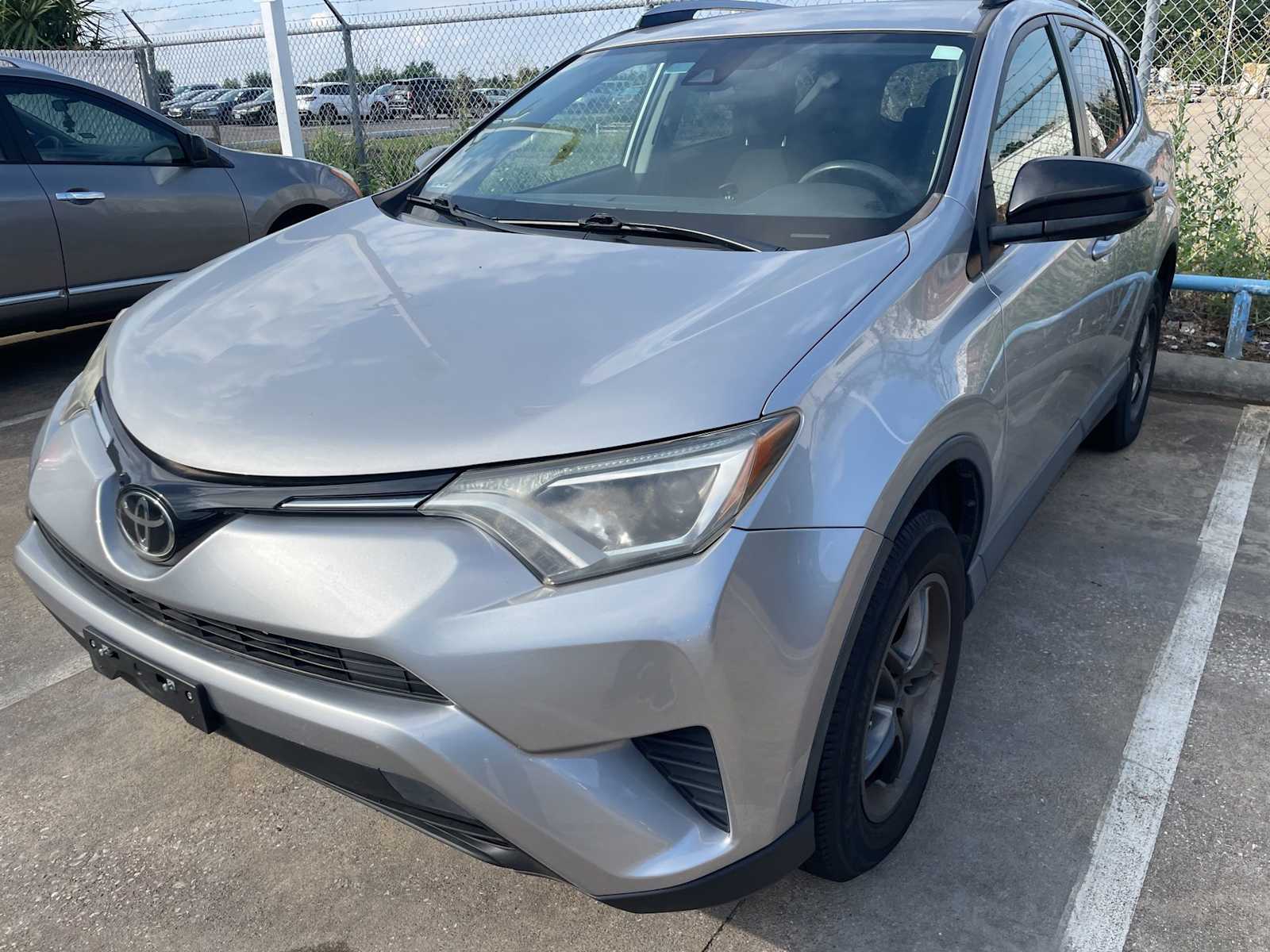 2018 Toyota RAV4 LE's photo
