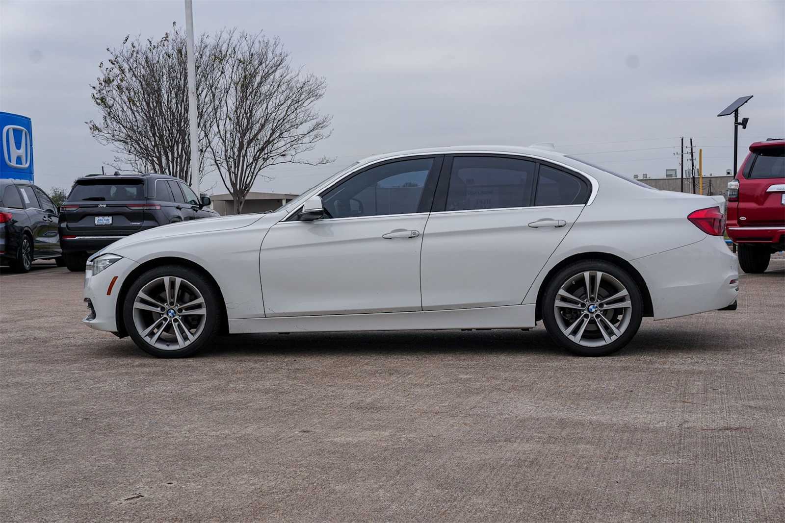 Thumbnail: 2017 BMW 3 Series - 3