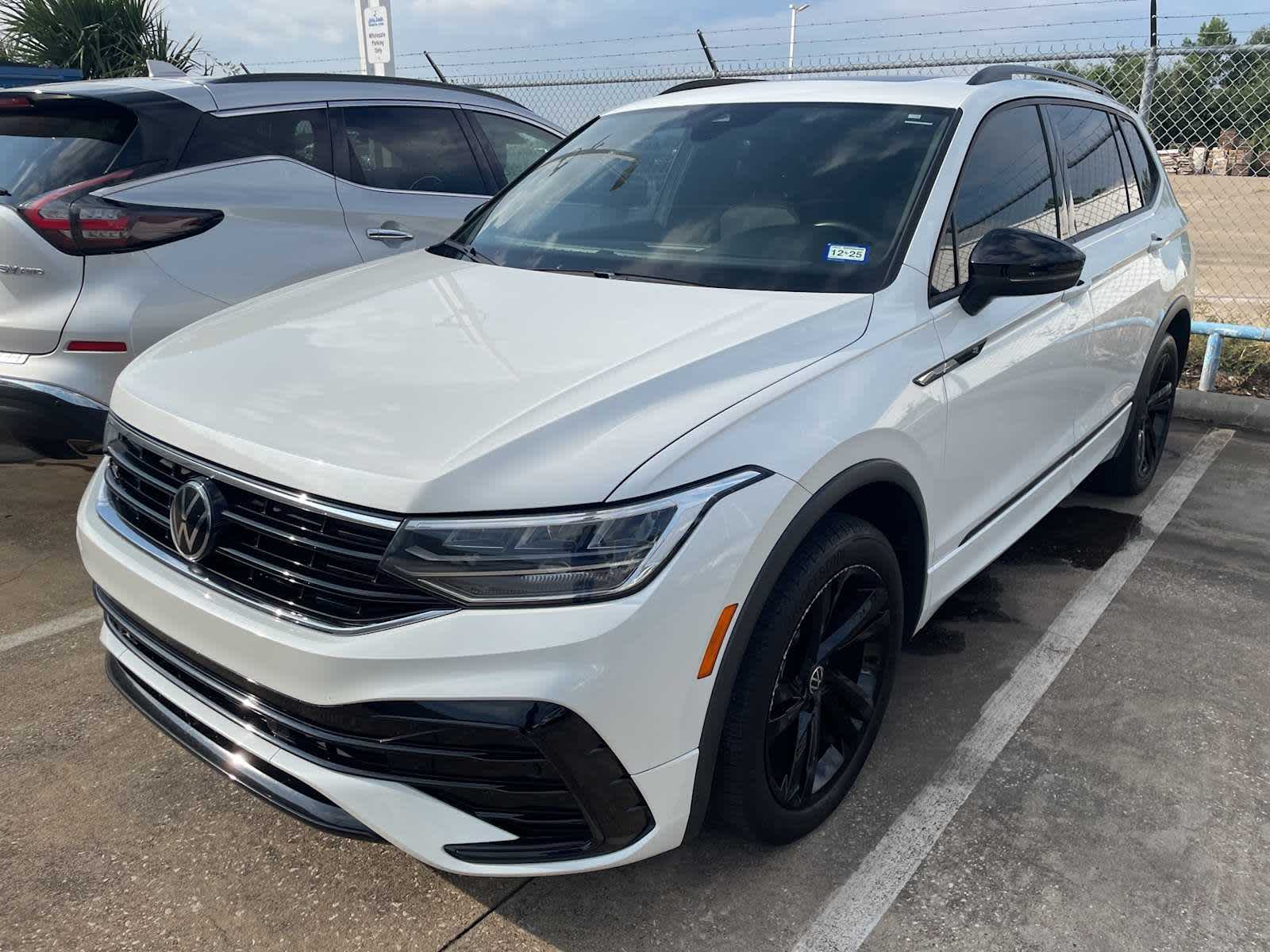 Thumbnail: 2023 Volkswagen Tiguan - 1