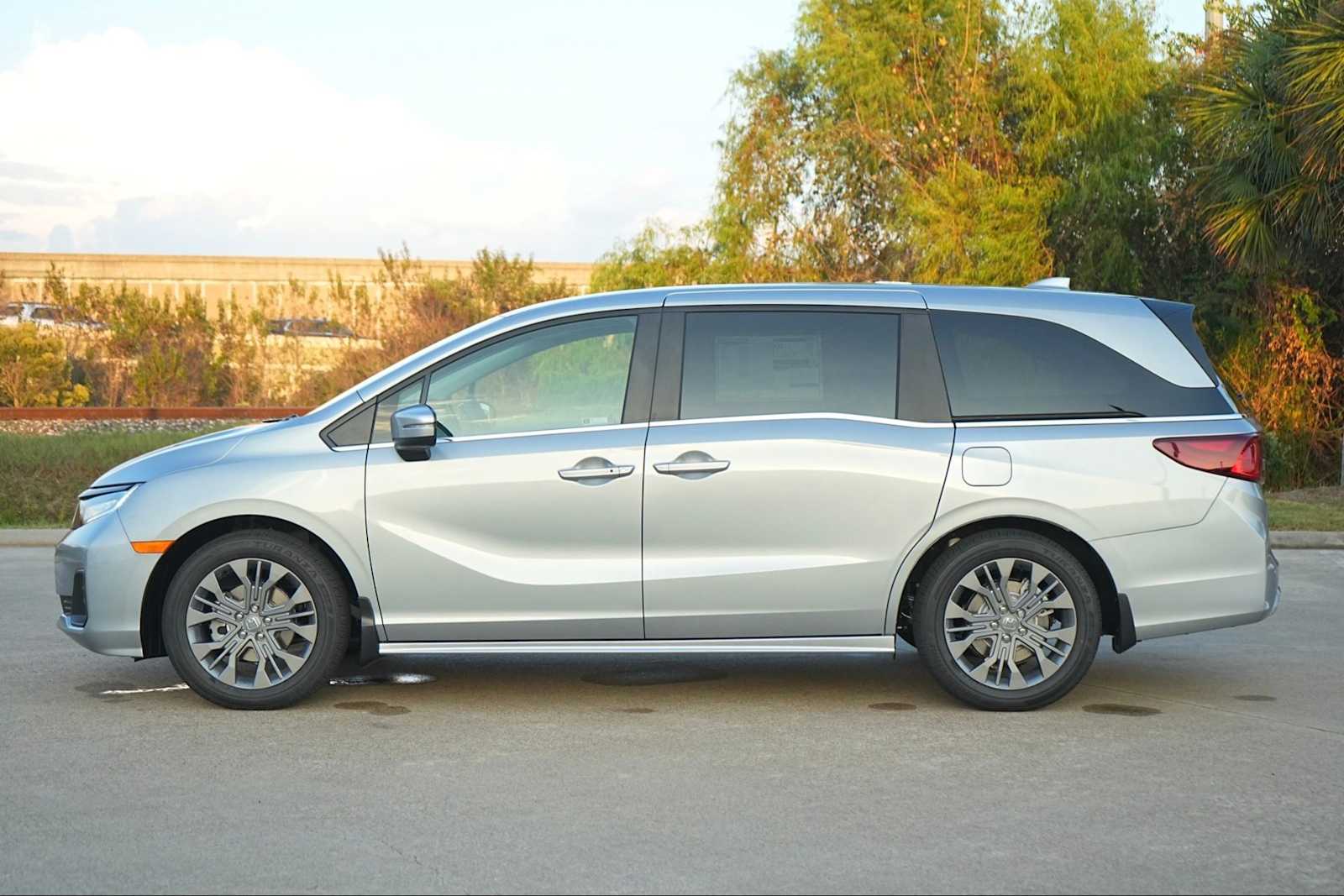 2026 Honda Odyssey Touring photo 3