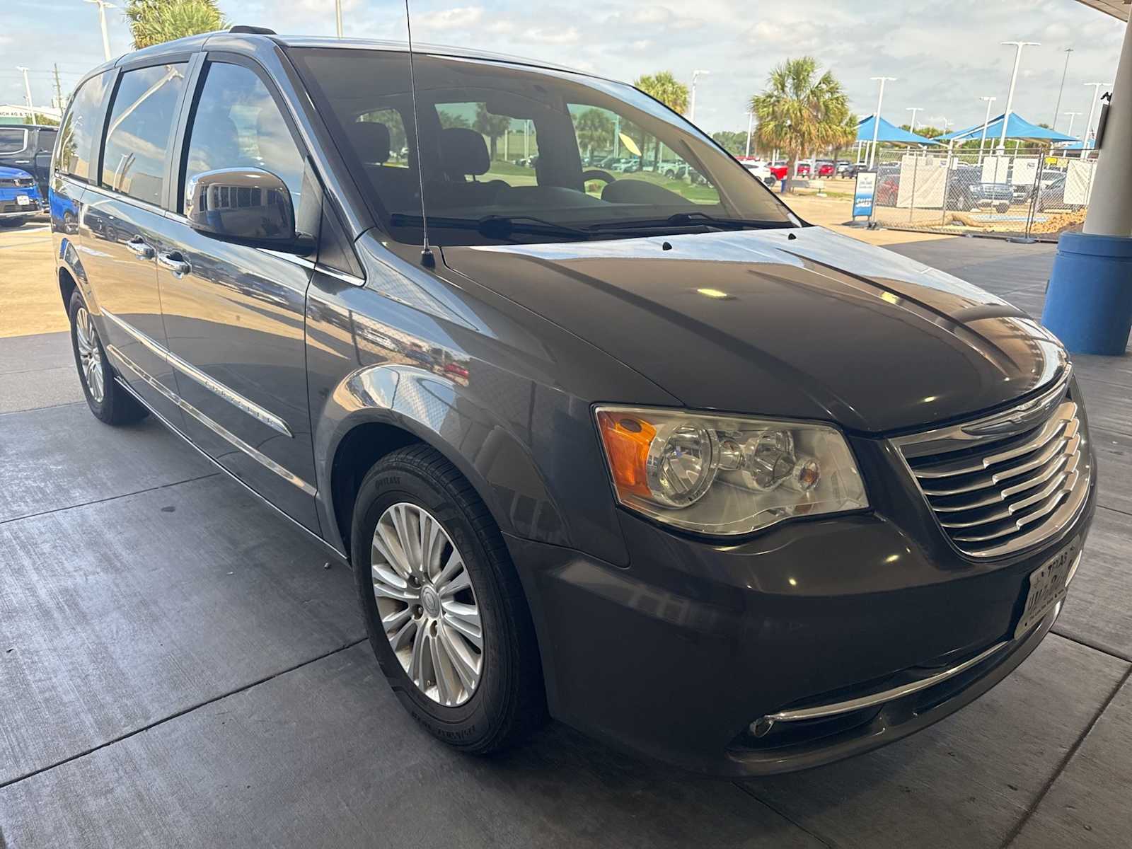 Thumbnail: 2016 Chrysler Town & Country - 2